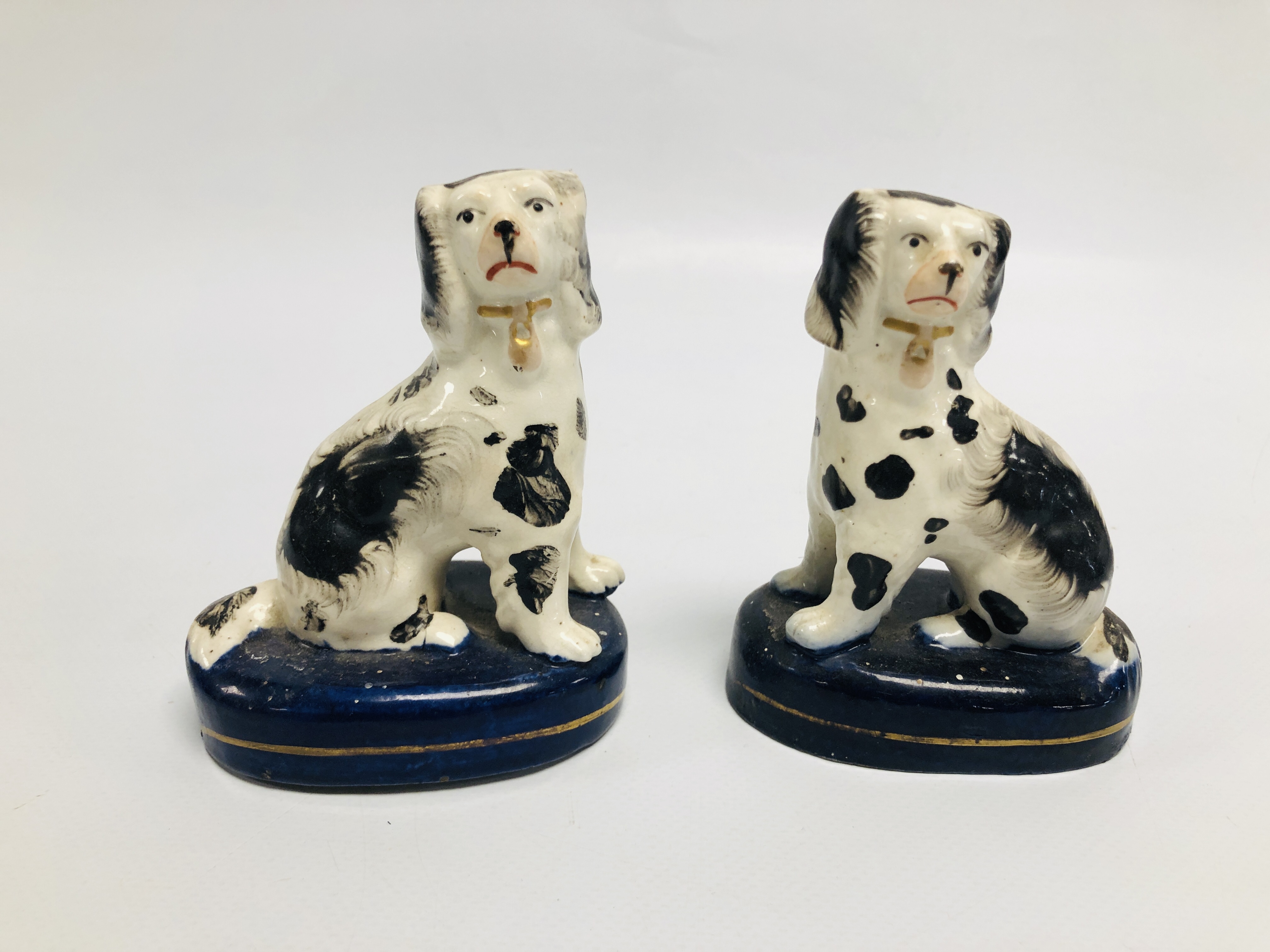 A PAIR OF STAFFORDSHIRE SEATED SPANIELS, H 11CM.