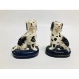 A PAIR OF STAFFORDSHIRE SEATED SPANIELS, H 11CM.