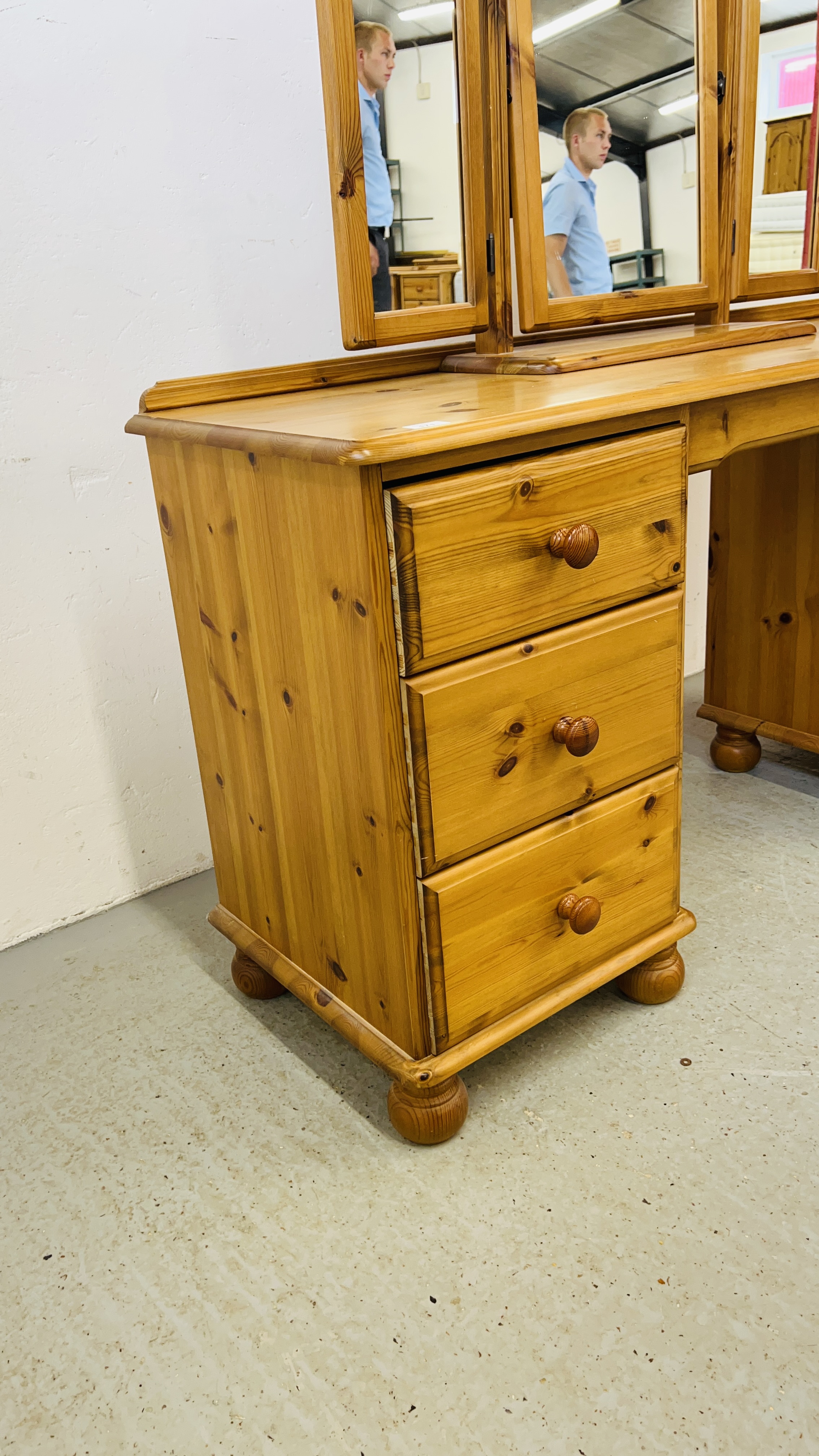 A GOOD QUALITY HONEY PINE SIX DRAWER DRESSING TABLE WITH TRIPLE DRESSING MIRROR WIDTH 143CM. - Image 6 of 8