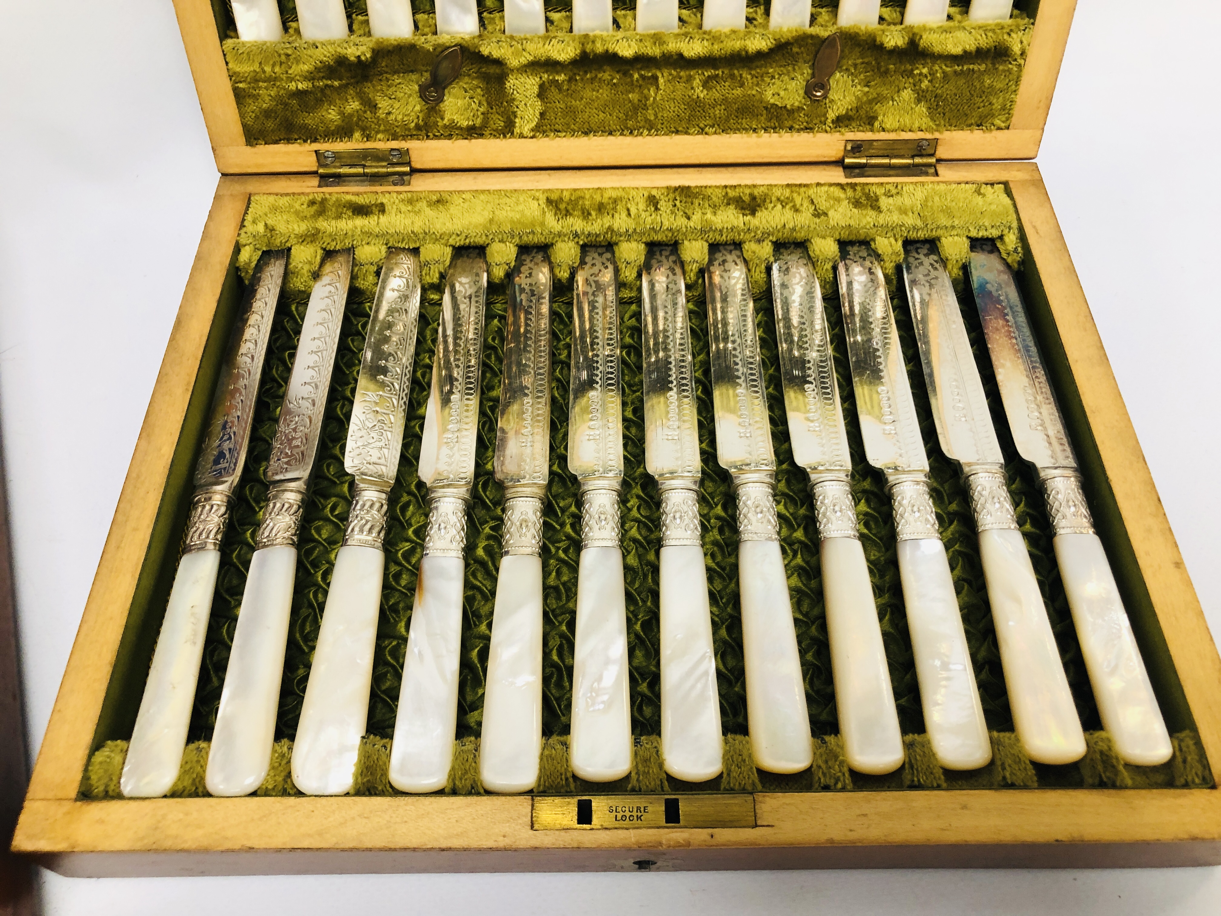 FOUR VINTAGE CASED CUTLERY SETS IN FITTED WOODEN BOXES (NOT GUARANTEED COMPLETE) ALONG WITH AN - Image 9 of 10