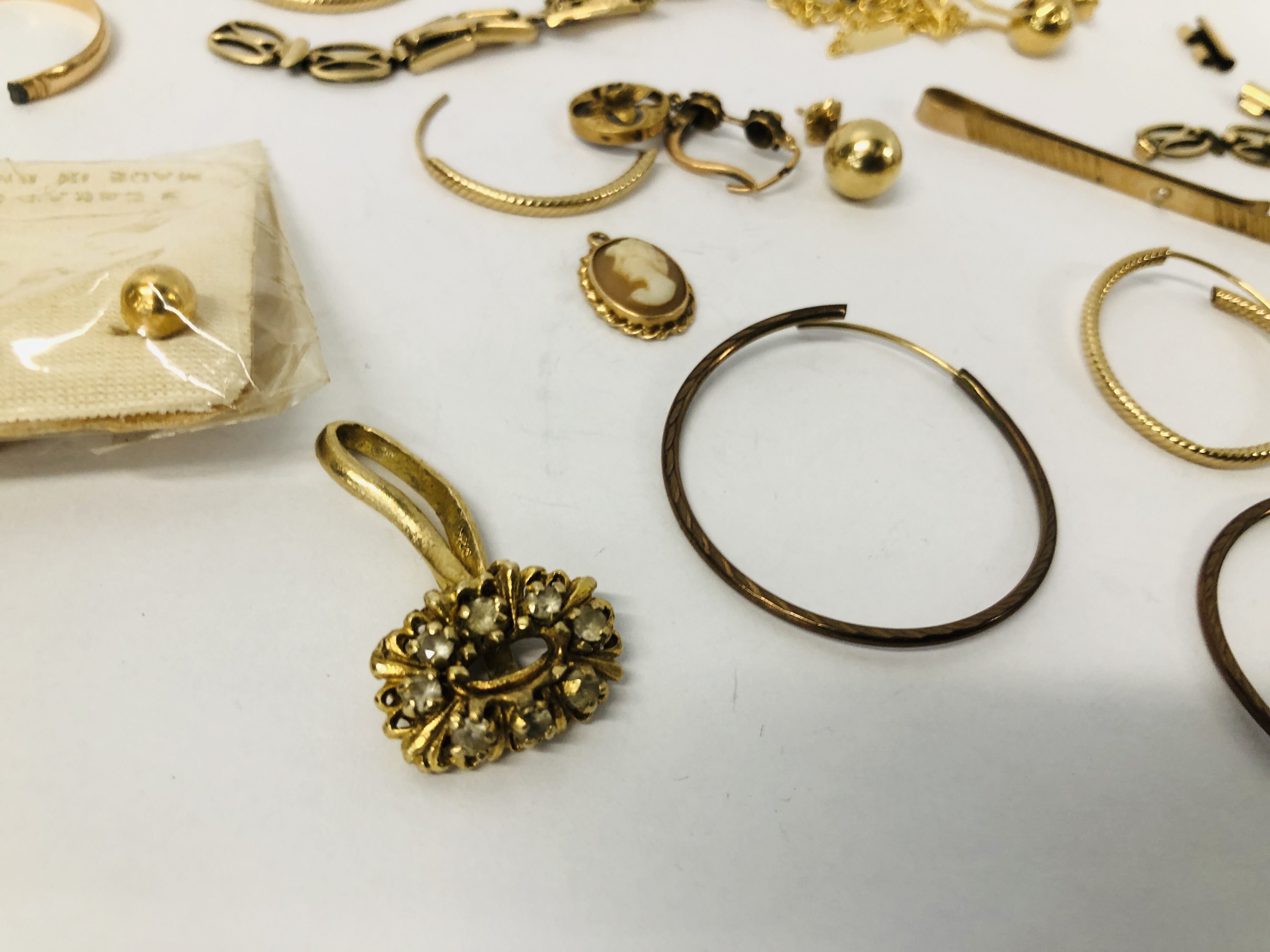 QUANTITY OF GOLD AND YELLOW METAL JEWELLERY TO INCLUDE VARIOUS HOOP EARRINGS, 9CT. - Bild 6 aus 8