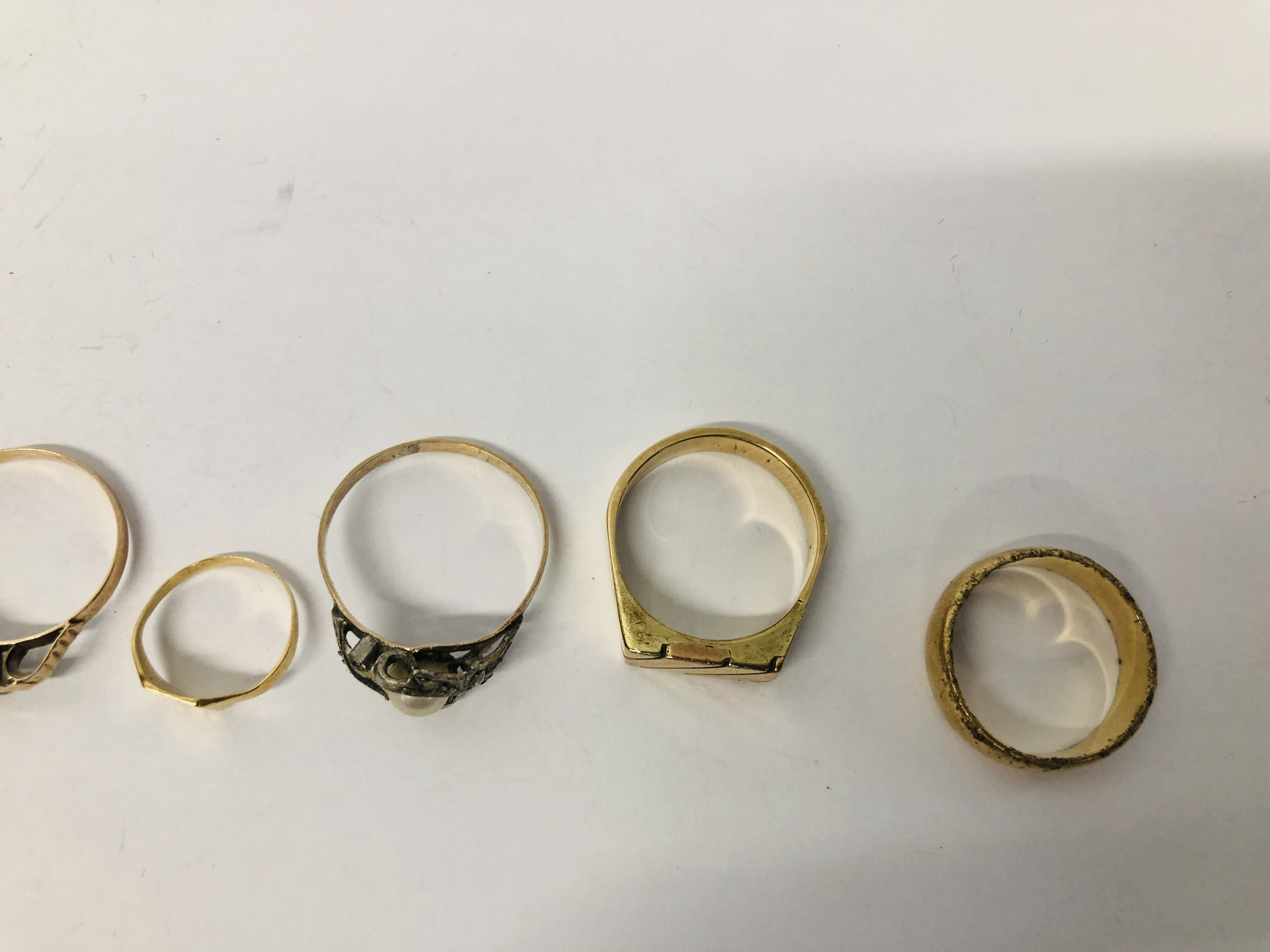 SEVEN ASSORTED YELLOW METAL RINGS TO INCLUDE A WEDDING BAND (2 HAVE INDISTINCT MARKS AND ALL - Image 5 of 9