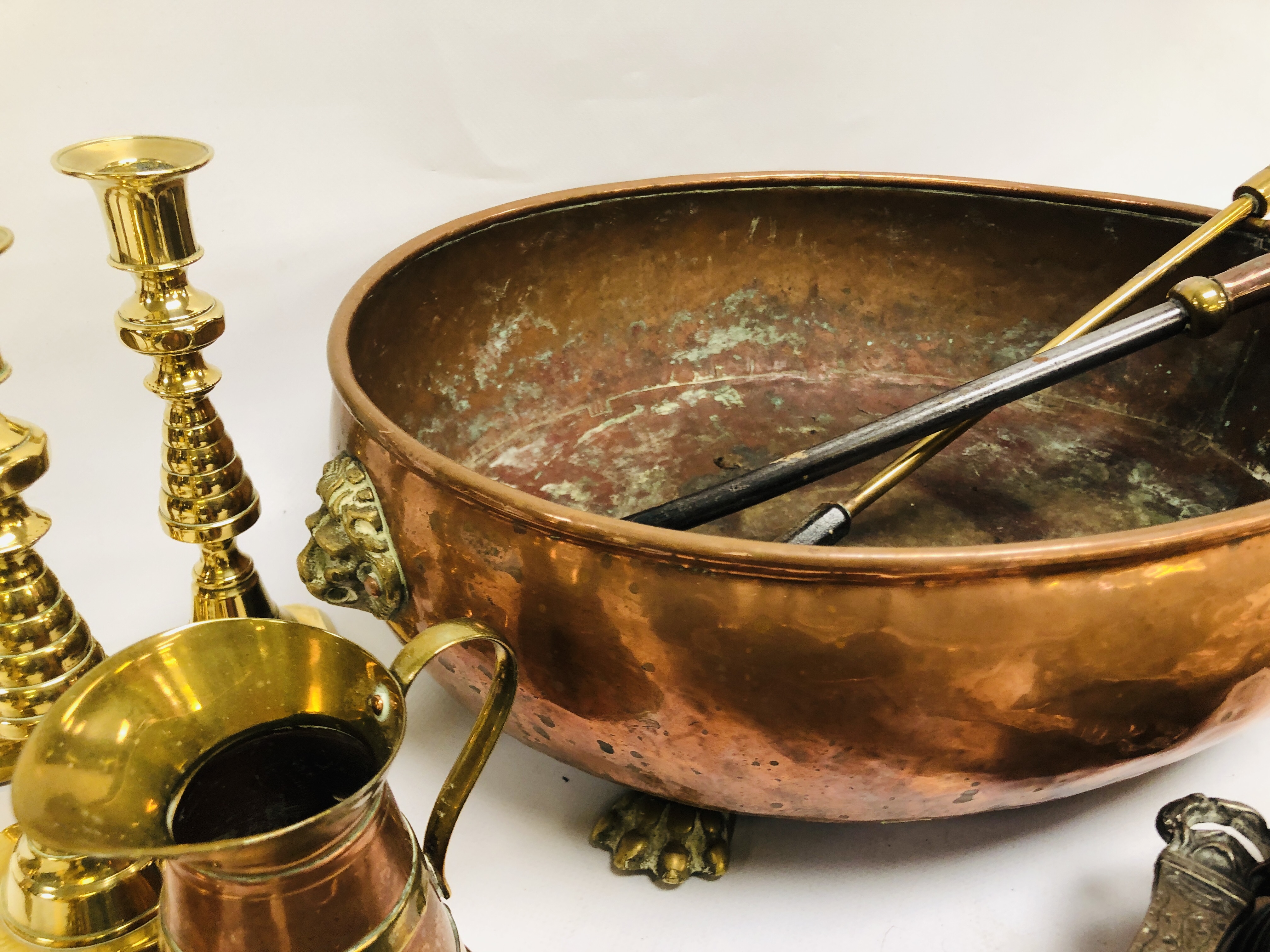 A COLLECTION OF METAL WARES TO INCLUDE COPPER PAN WITH LION HEAD DETAIL, 2 X BRASS CANDLESTICKS, - Bild 9 aus 10