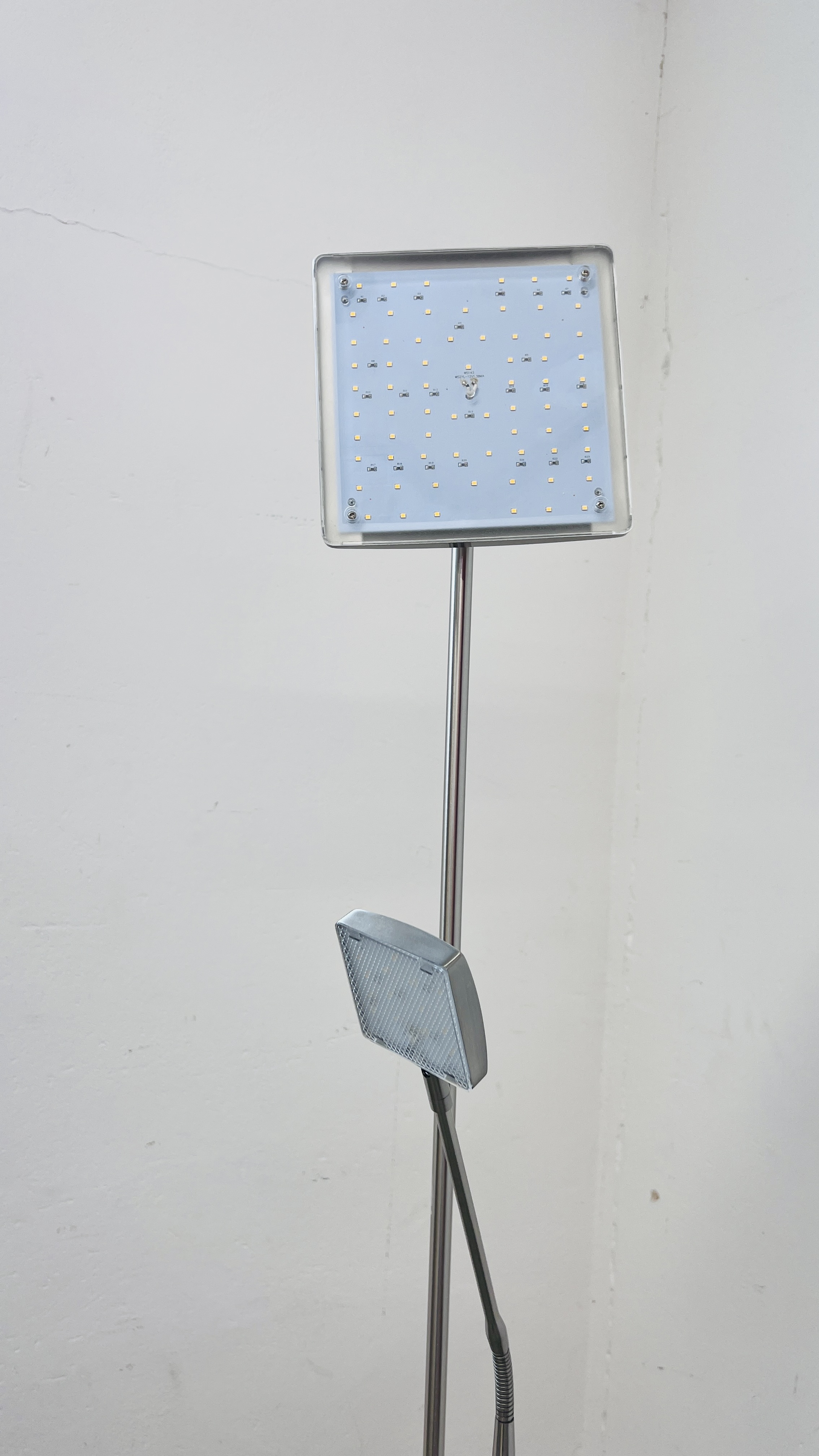 A MODERN STAINLESS STEEL FINISH ANGLE POISE LED LAMP WITH READING LIGHT - SOLD AS SEEN. - Image 6 of 11