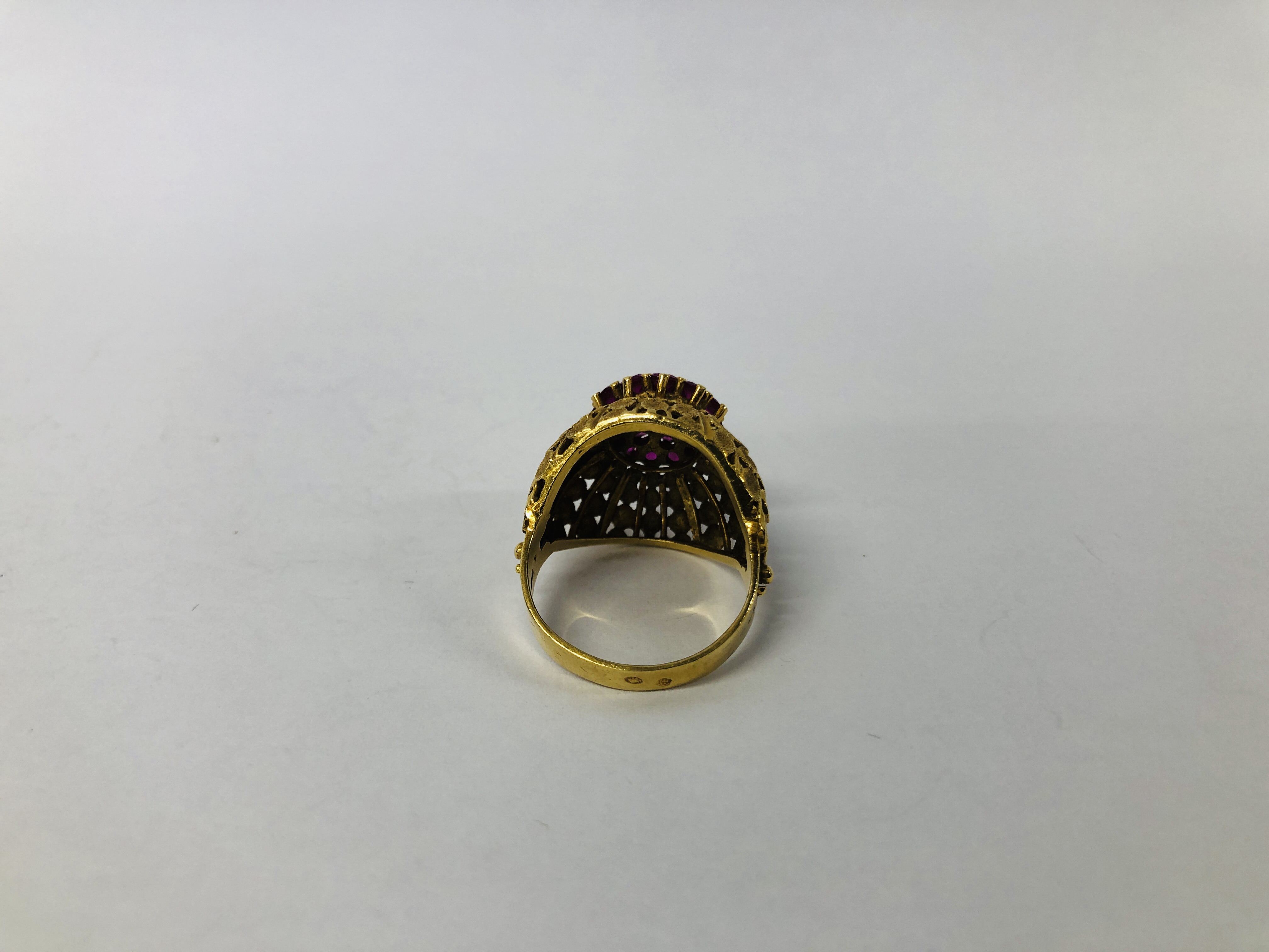 AN IMPRESSIVE DESIGNER YELLOW METAL (INDISTINCT MARKS) RUBY CLUSTER RING OF RAISED DESIGN. - Image 4 of 7