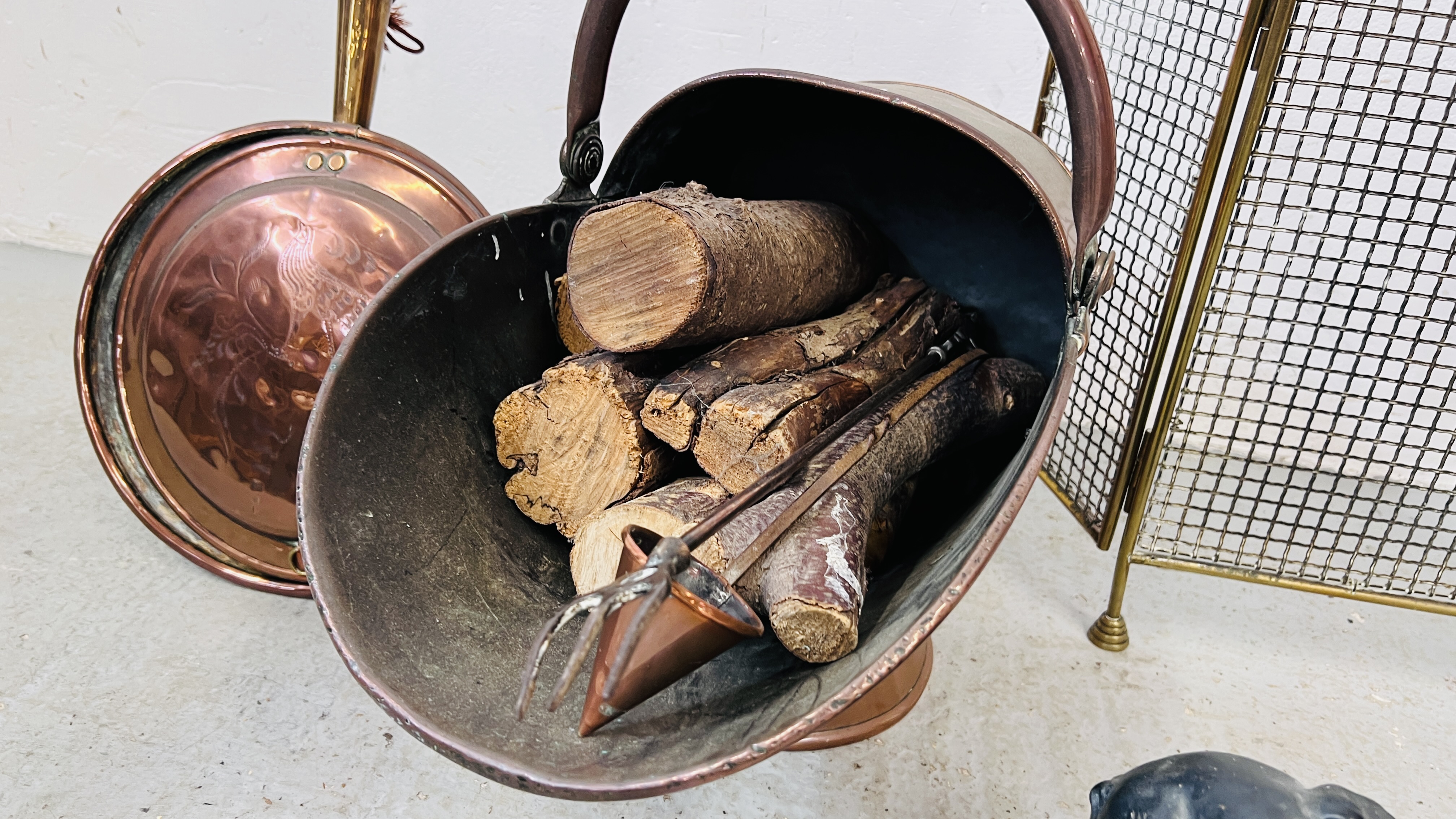 A HEAVY BRASS COPPER COAL HELMET, A VICTORIAN BRASS FOLDING SPARK GUARD, A COPPER BED WARMING PAN, - Image 3 of 5