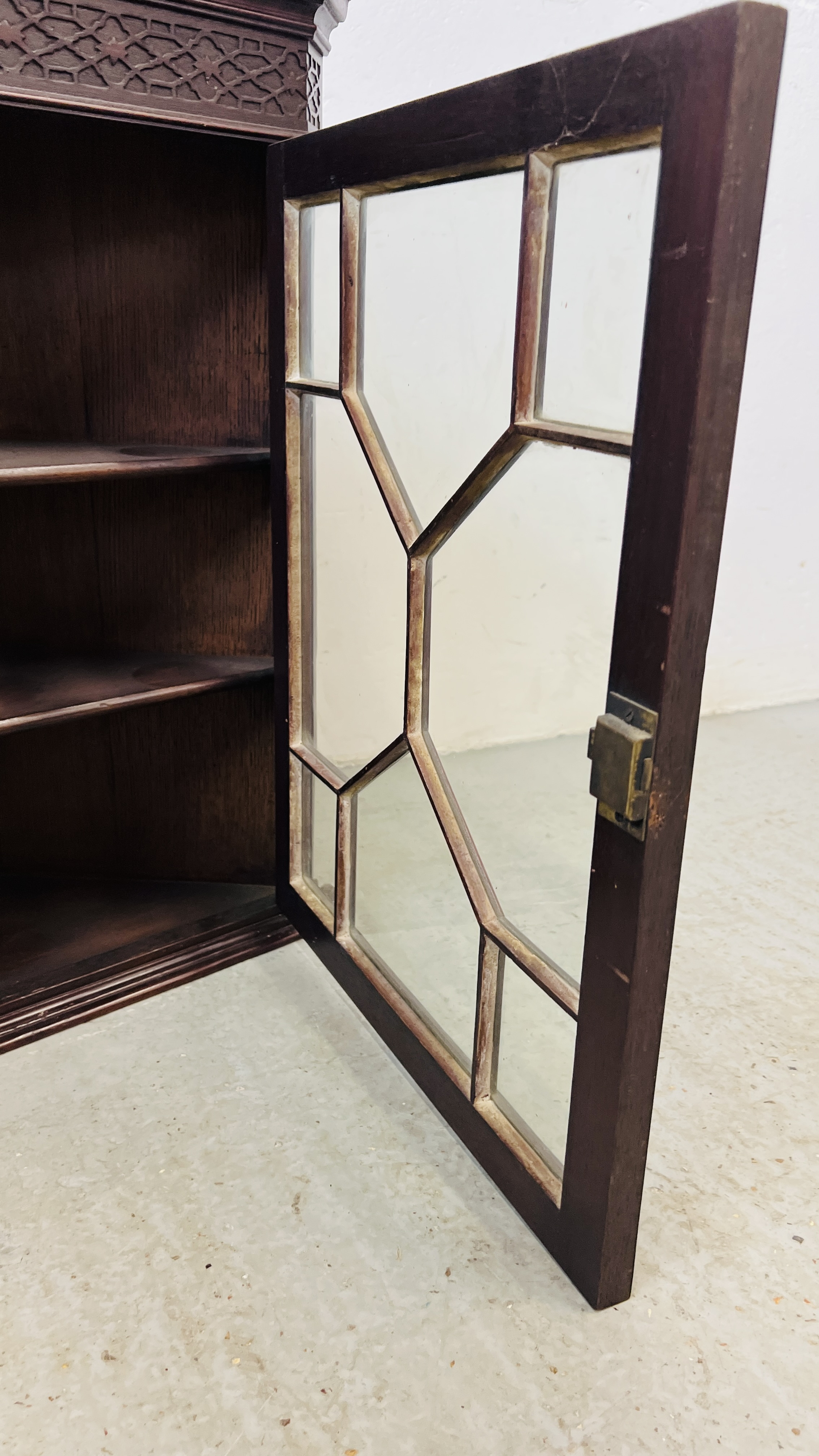 A SMALL VICTORIAN WALL HANGING CORNER DISPLAY CABINET WITH ASTRAGAL GLAZED DOOR H 65CM. - Image 5 of 6