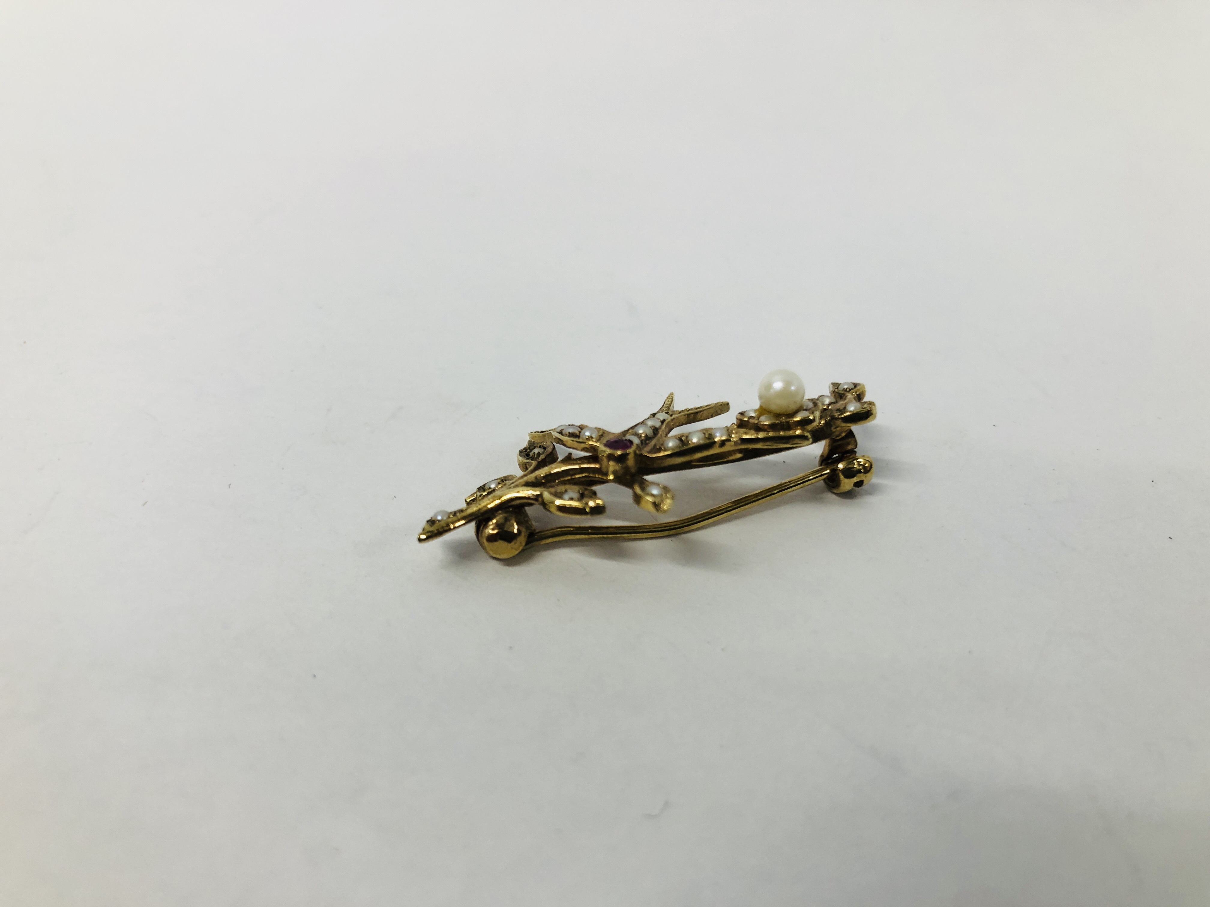 A VINTAGE 9CT. GOLD BAR BROOCH, DEPICTING A SWIFT SET WITH SEED PEARLS AND RUBY SET EYE. - Image 4 of 7