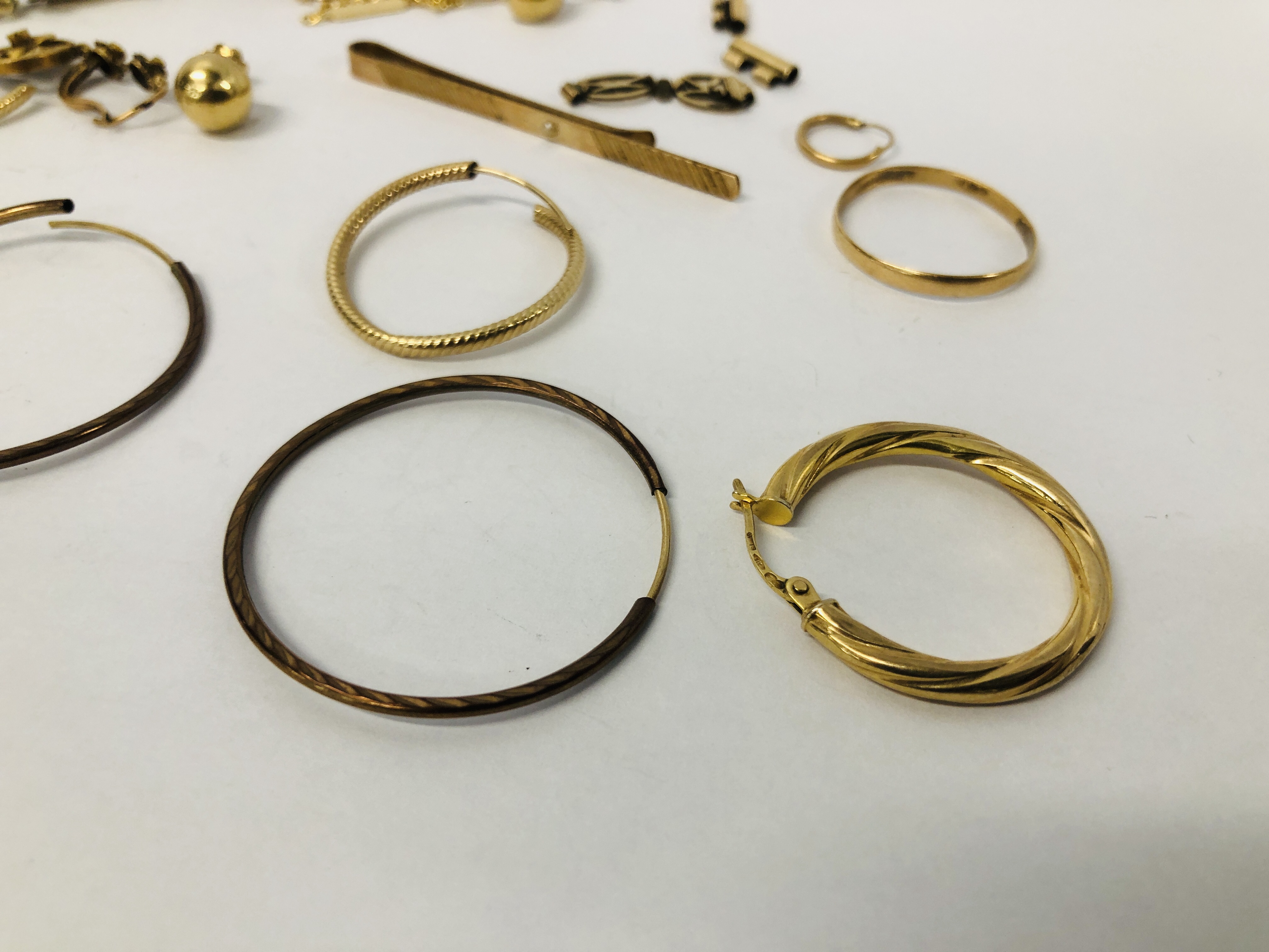 QUANTITY OF GOLD AND YELLOW METAL JEWELLERY TO INCLUDE VARIOUS HOOP EARRINGS, 9CT. - Bild 2 aus 8