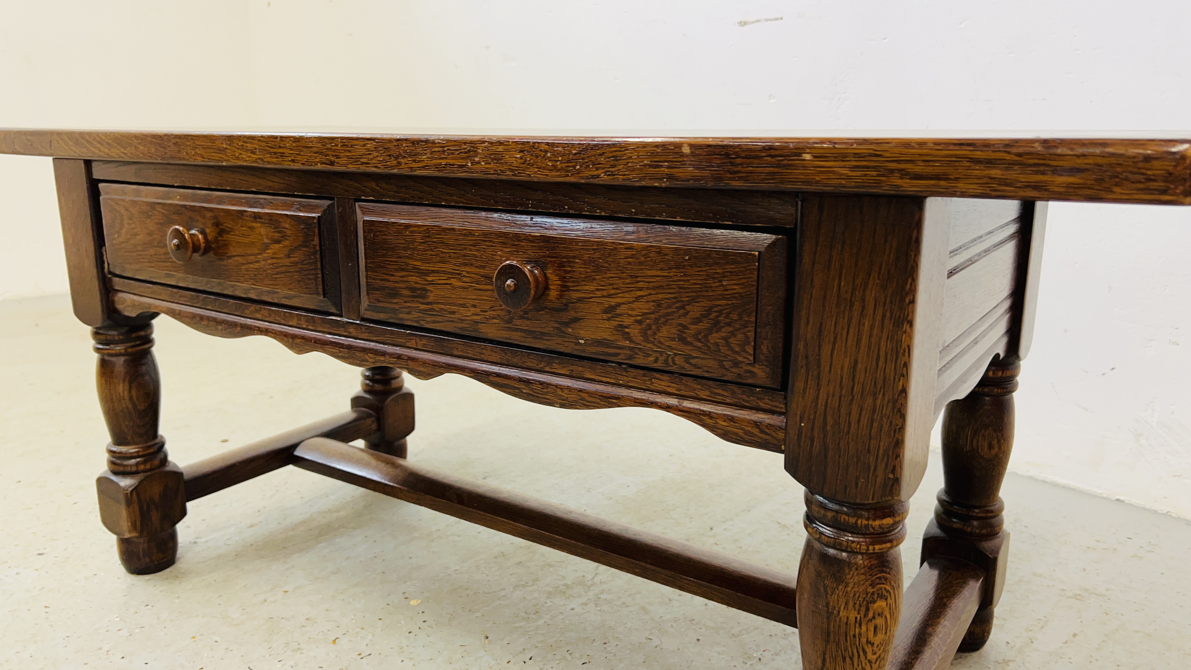 AN OAK TWO DRAWER GOOD QUALITY REPRODUCTION COFFEE TABLE LENGTH 114CM. WIDTH 49CM. HEIGHT 50CM. - Image 2 of 7