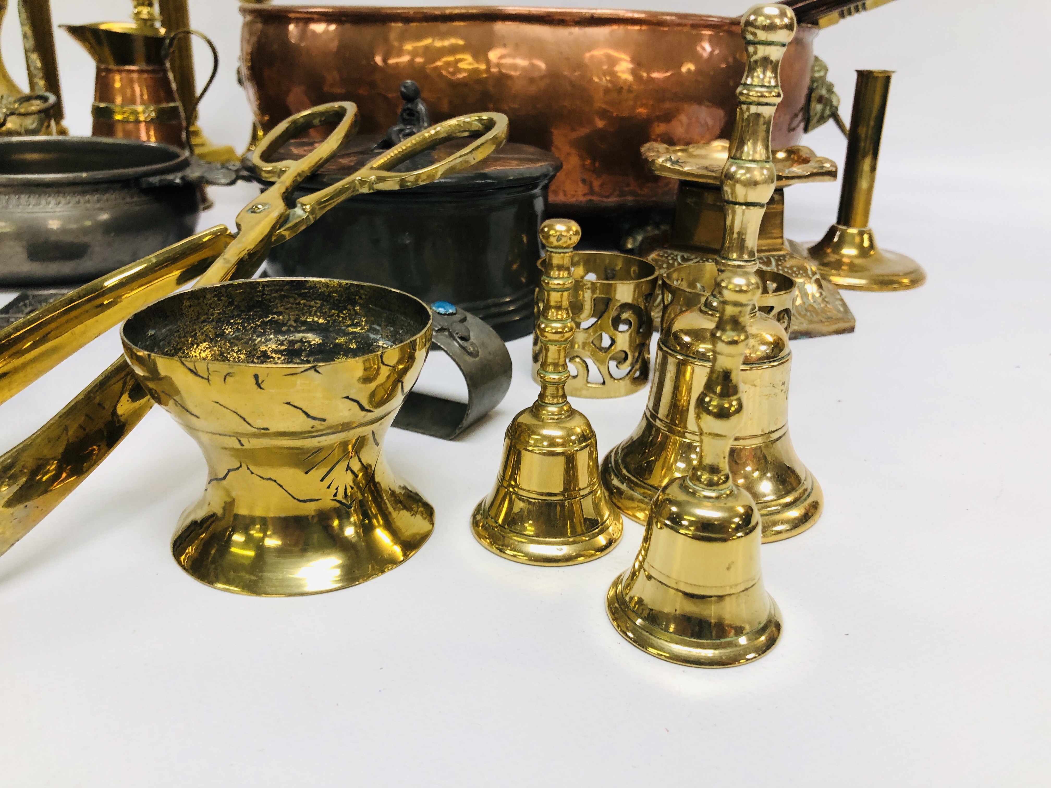 A COLLECTION OF METAL WARES TO INCLUDE COPPER PAN WITH LION HEAD DETAIL, 2 X BRASS CANDLESTICKS, - Bild 2 aus 10