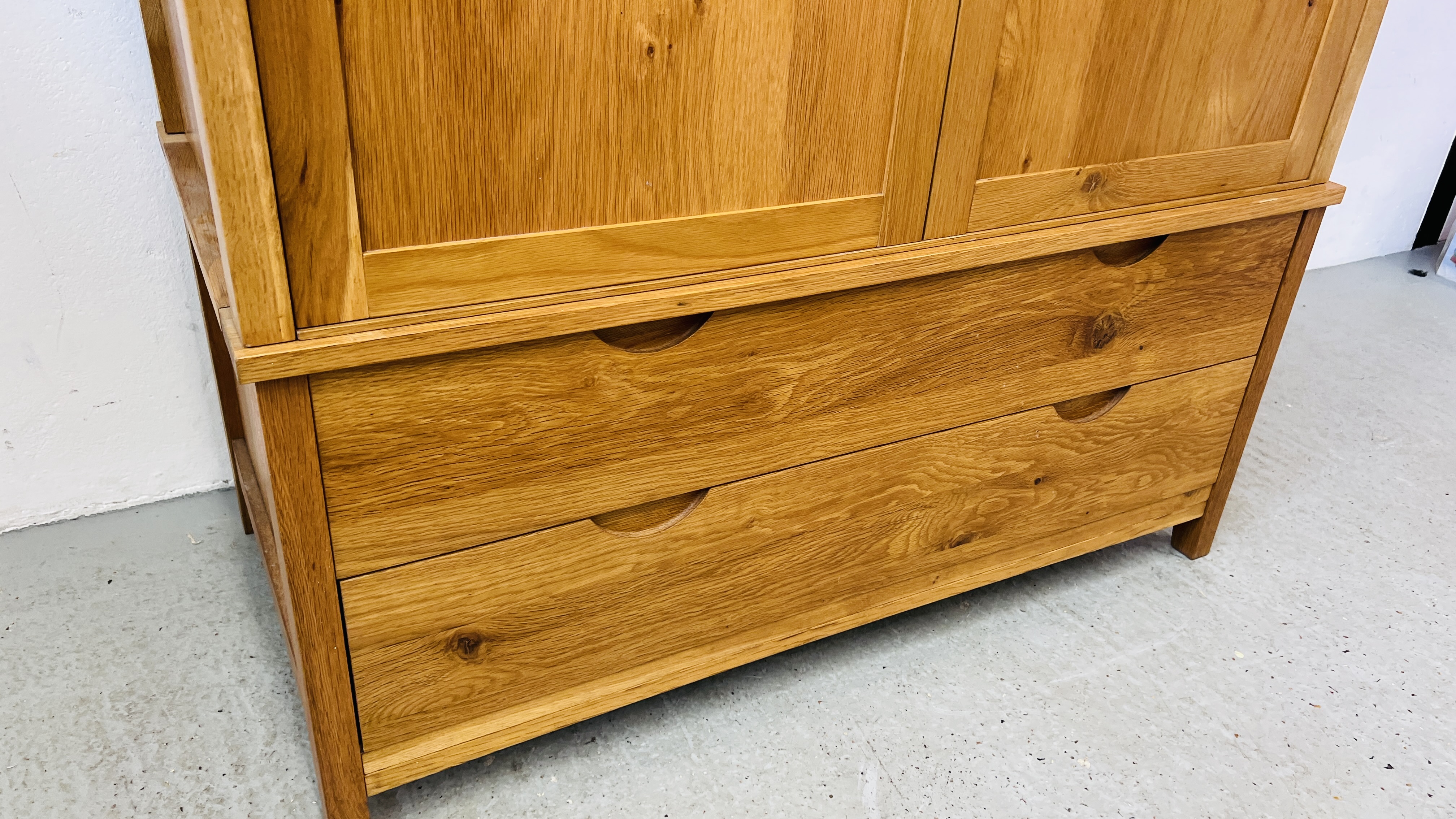 A MODERN LIGHT OAK DOUBLE WARDROBE WITH TWO DRAWERS TO BASE W 127CM, D 63CM, H 186CM. - Bild 4 aus 10