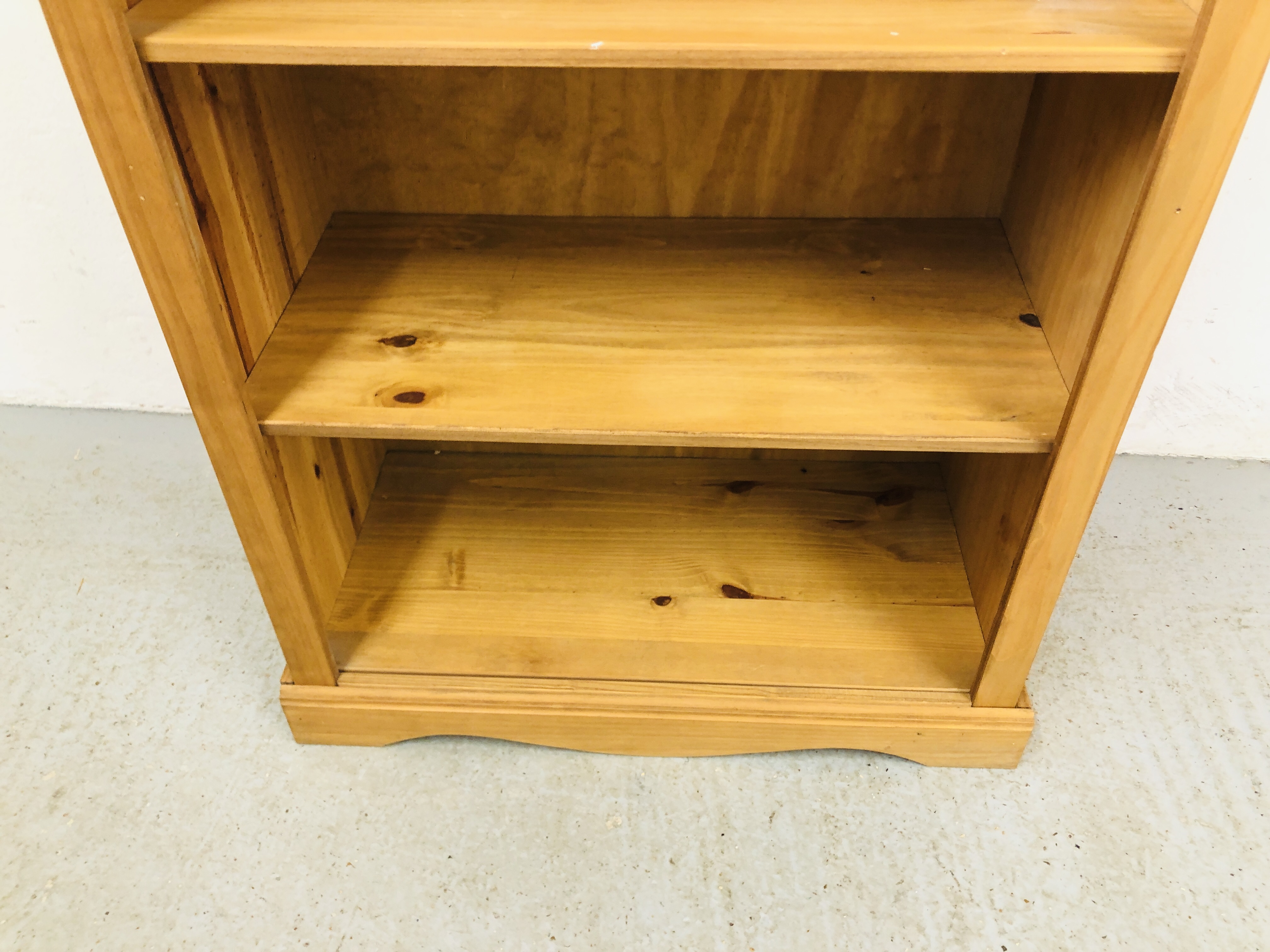 A MEXICAN PINE FULL HEIGHT BOOKSHELF W 81CM, D 40CM, H 184CM. - Image 4 of 6