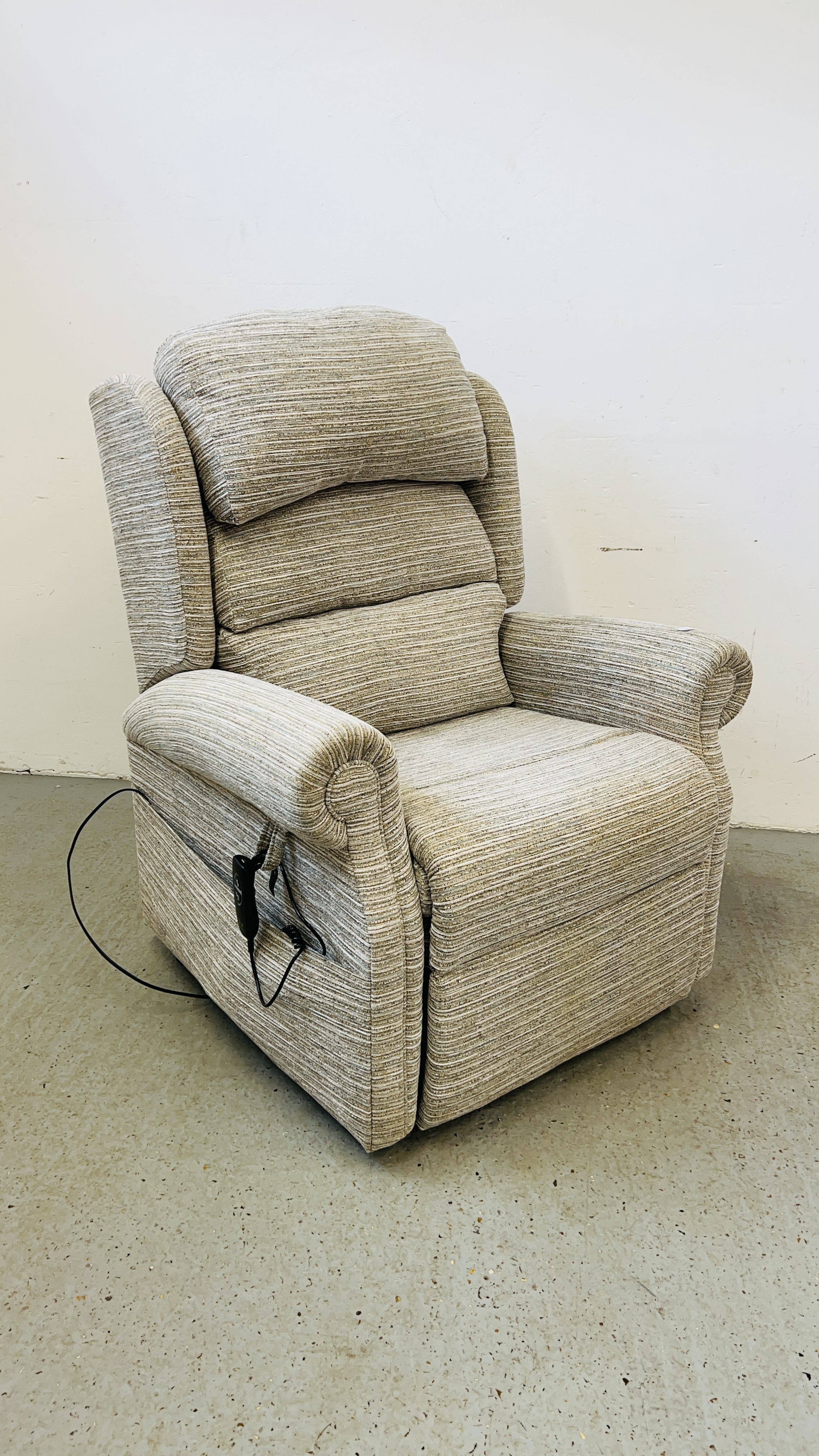 A SMART MOTION ELECTRIC RECLINING EASY CHAIR - SOLD AS SEEN.