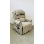 A SMART MOTION ELECTRIC RECLINING EASY CHAIR - SOLD AS SEEN.