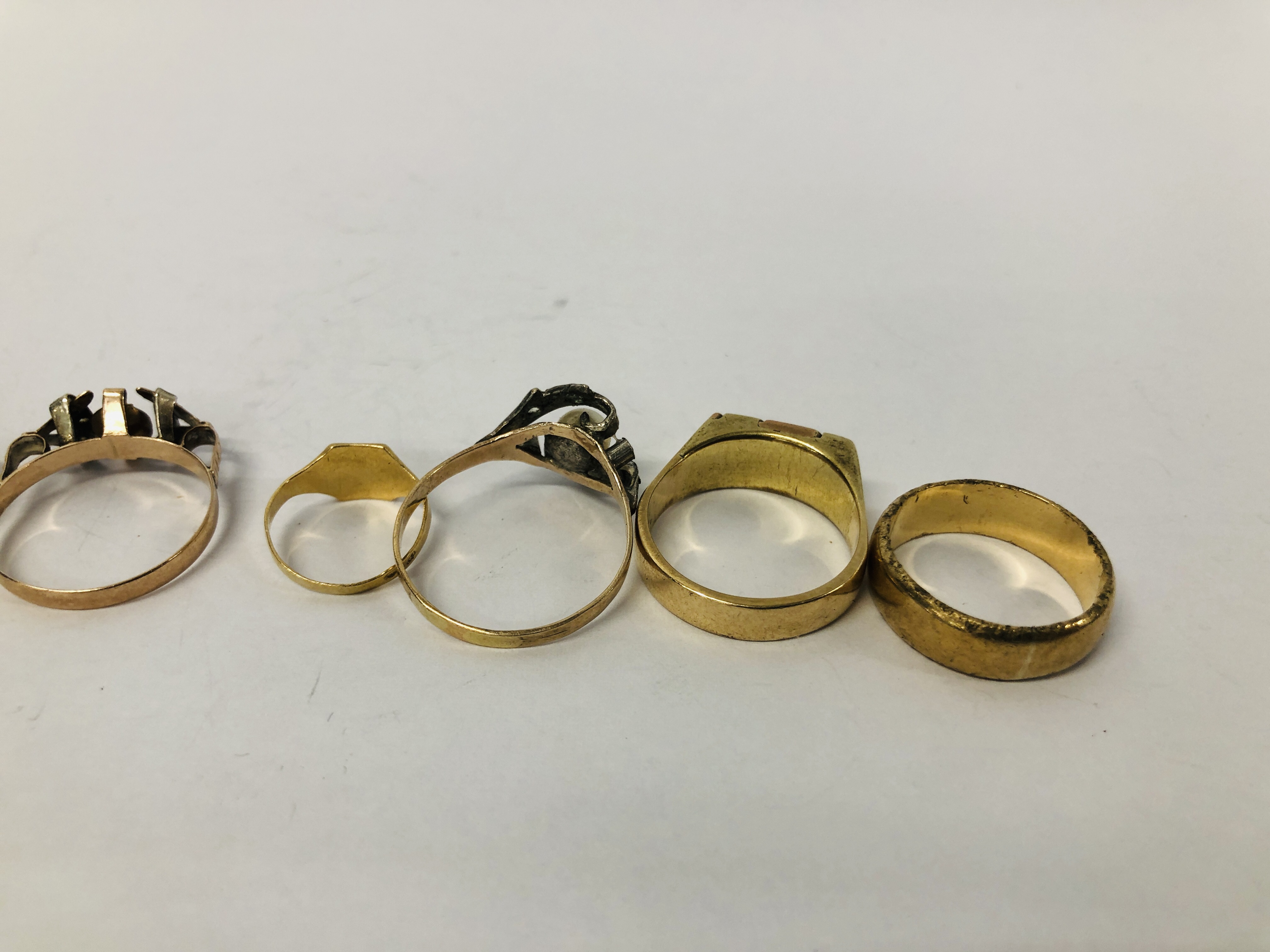 SEVEN ASSORTED YELLOW METAL RINGS TO INCLUDE A WEDDING BAND (2 HAVE INDISTINCT MARKS AND ALL - Image 8 of 9