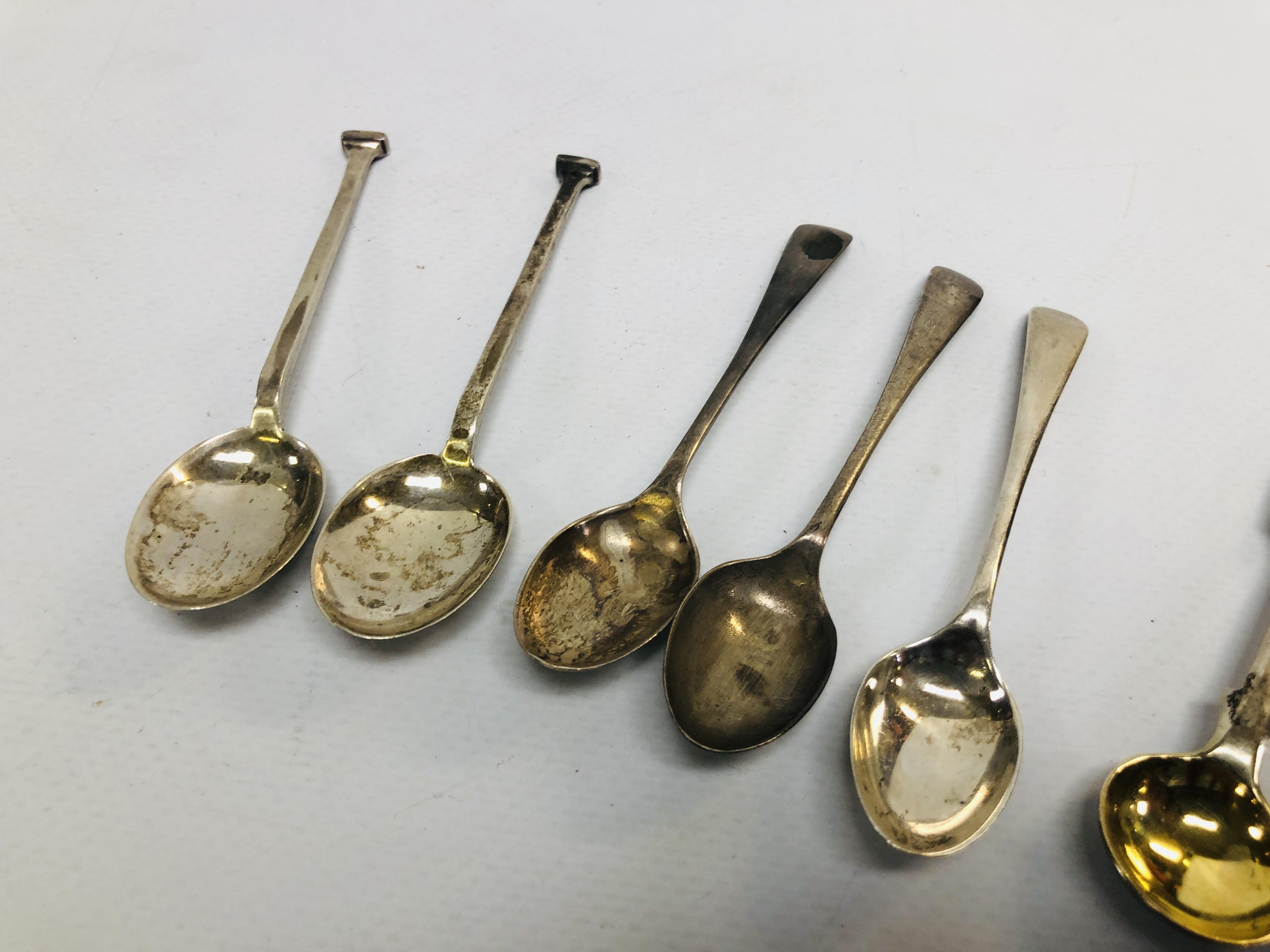 FOUR C19th OLD ENGLISH PATTERN SILVER GILT SALT SPOONS ALONG WITH THREE SILVER EGGS AND TWO SILVER - Bild 3 aus 8