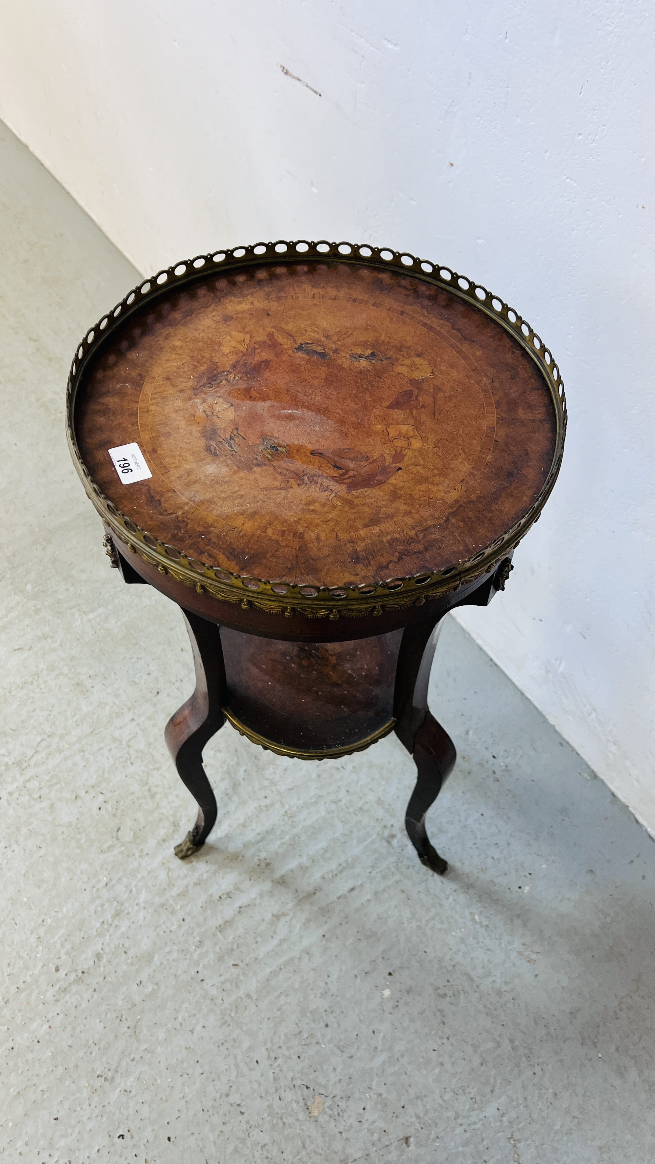 AN EARLY C19th FRENCH WALNUT AND MARQUETRY CIRCULAR TABLE WITH UNDERTIER, H 76CM. - Image 7 of 7