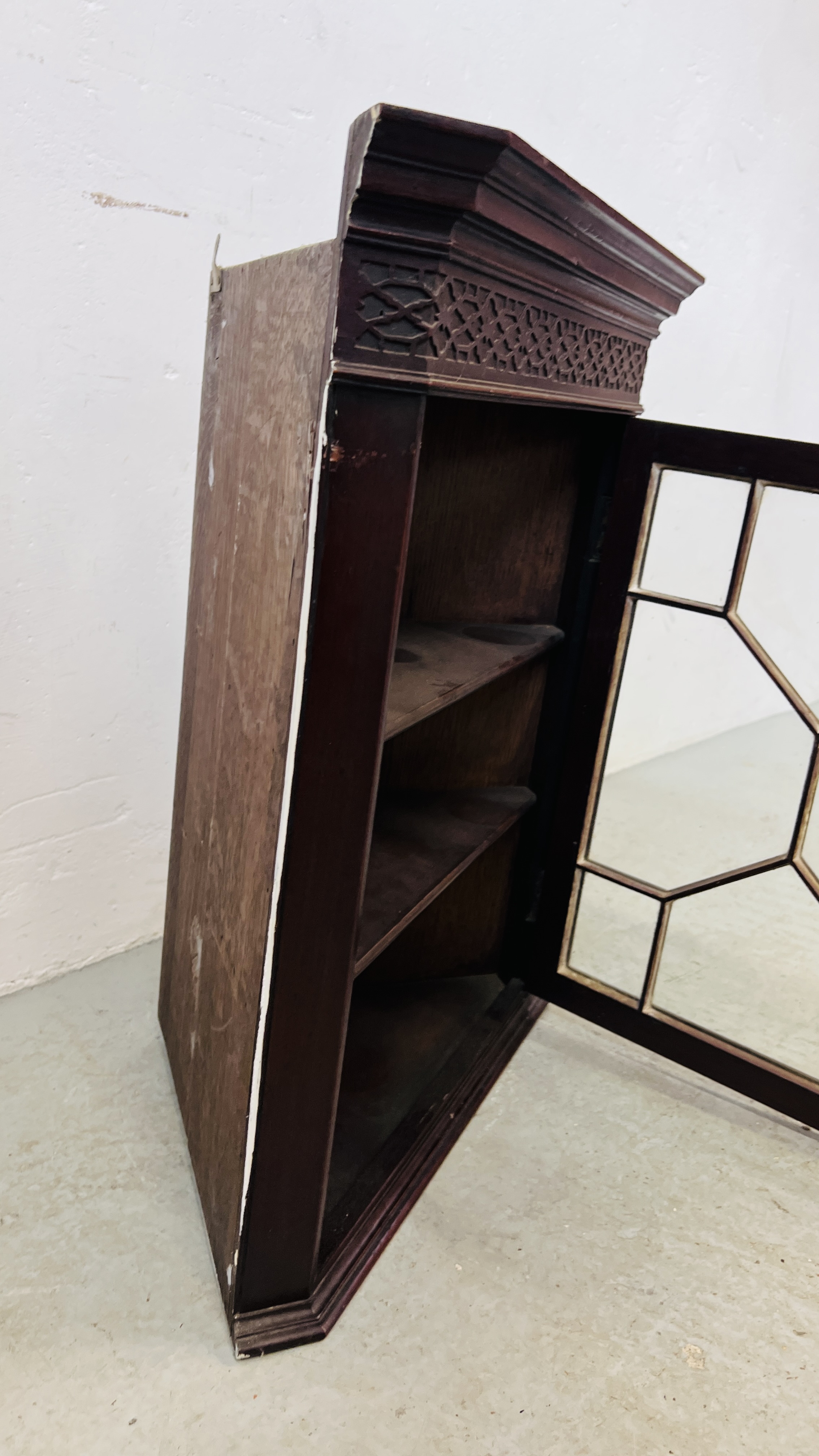 A SMALL VICTORIAN WALL HANGING CORNER DISPLAY CABINET WITH ASTRAGAL GLAZED DOOR H 65CM. - Image 4 of 6