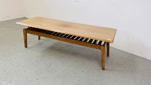 A MODERN DESIGNER RECTANGULAR COFFEE TABLE WITH SLATTED SHELF BELOW 136CM X 48CM.