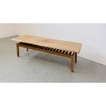 A MODERN DESIGNER RECTANGULAR COFFEE TABLE WITH SLATTED SHELF BELOW 136CM X 48CM.