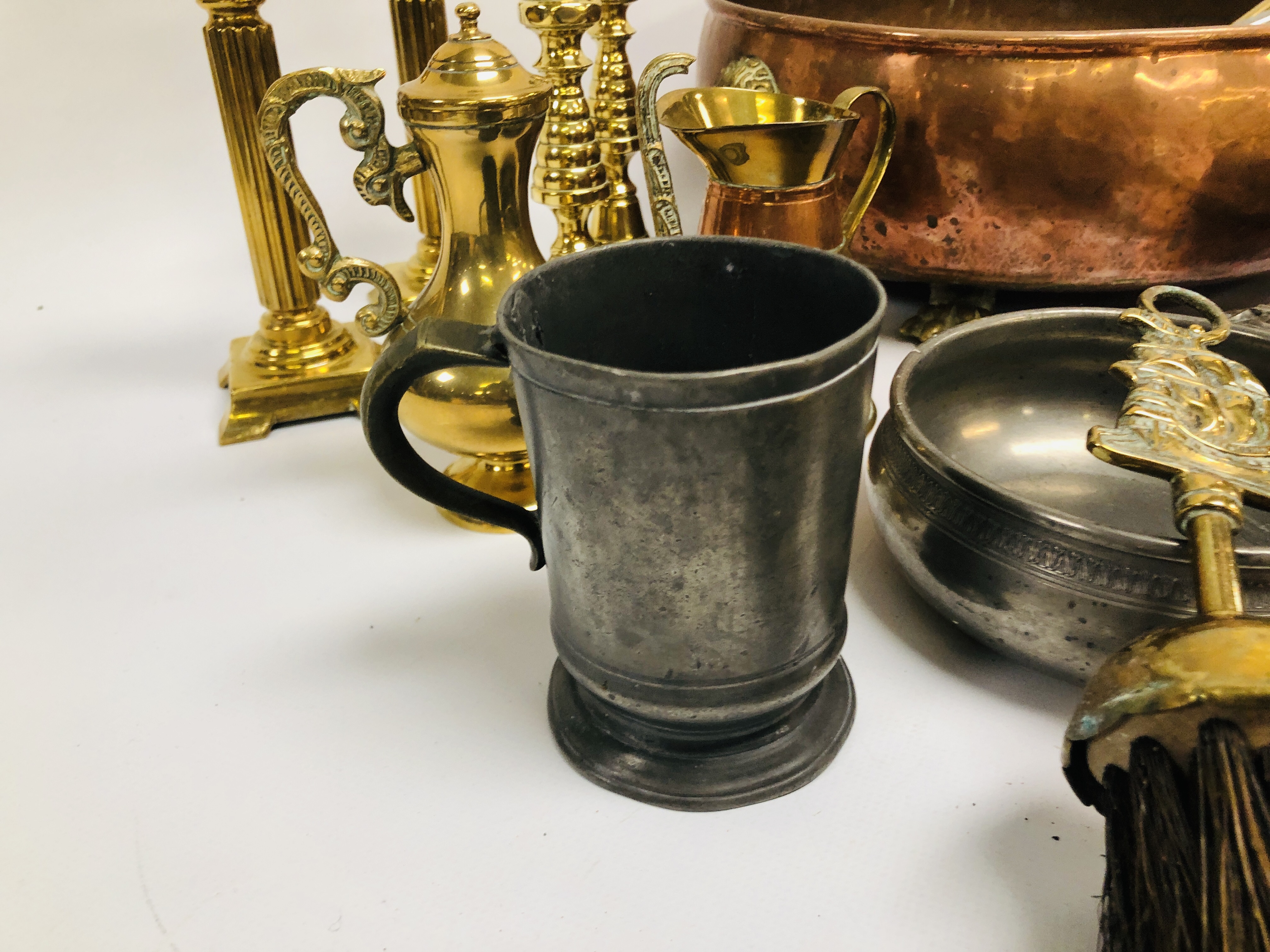 A COLLECTION OF METAL WARES TO INCLUDE COPPER PAN WITH LION HEAD DETAIL, 2 X BRASS CANDLESTICKS, - Image 7 of 10
