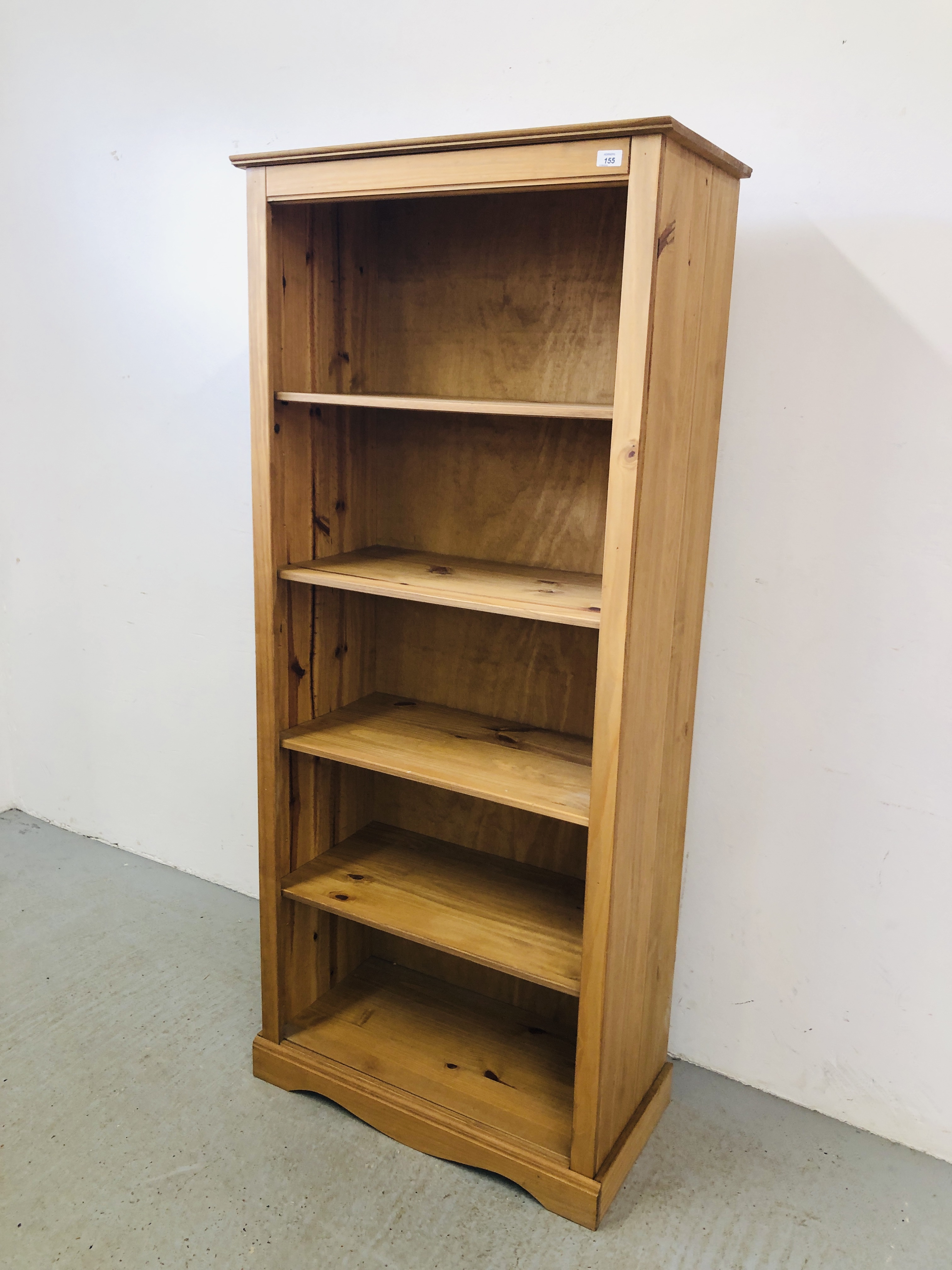 A MEXICAN PINE FULL HEIGHT BOOKSHELF W 81CM, D 40CM, H 184CM.