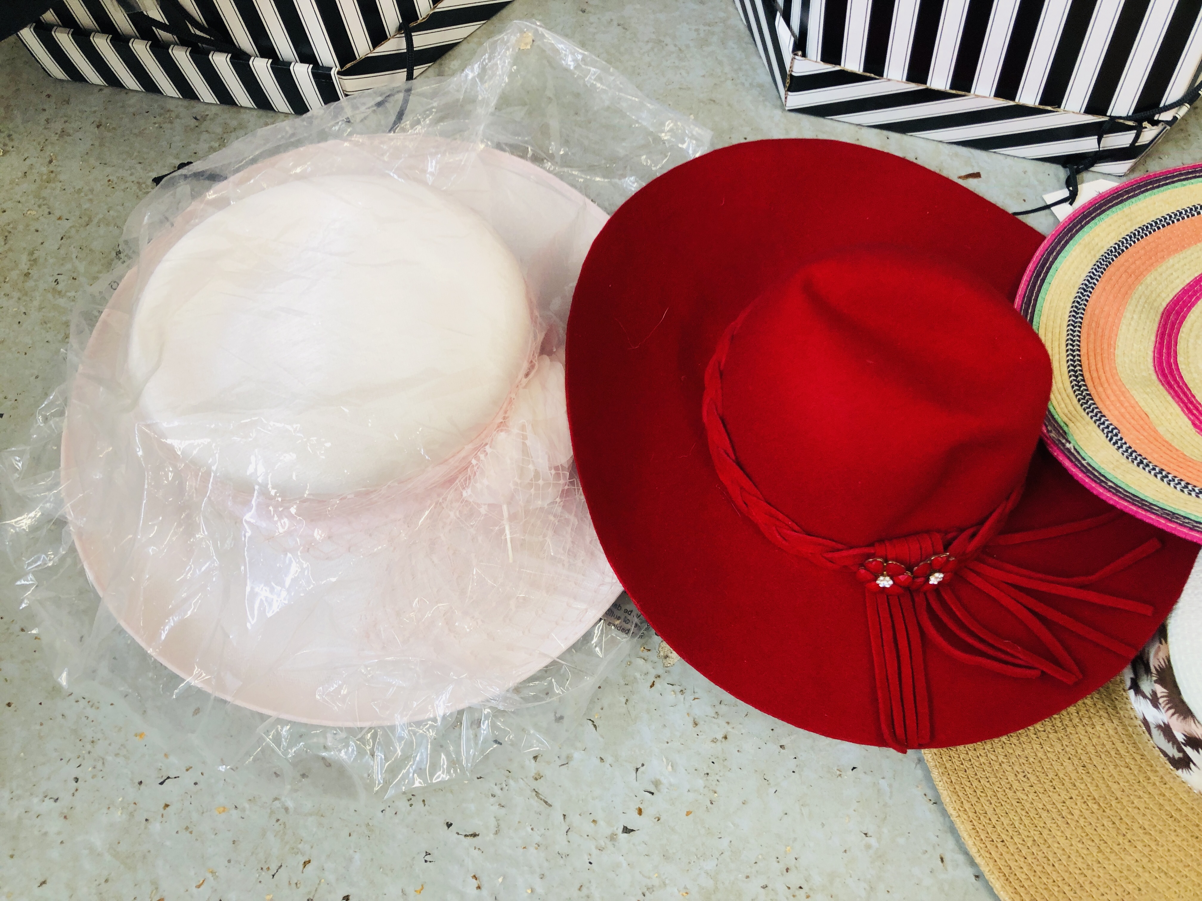 A COLLECTION OF ASSORTED LADIES FASHION HATS AND FASCINATORS TO INCLUDE SHEEPSKIN HATS. - Image 3 of 6