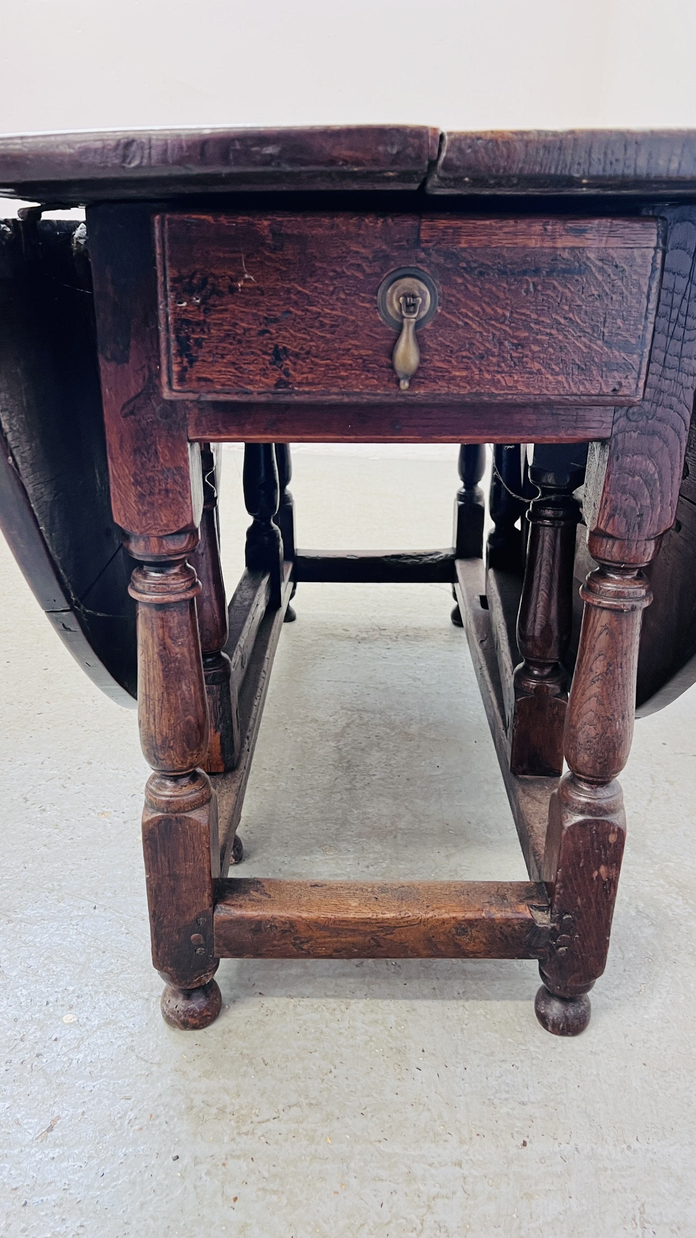 AN EARLY C18th OAK GATELEG DINING TABLE, L 156CM. - Image 6 of 11