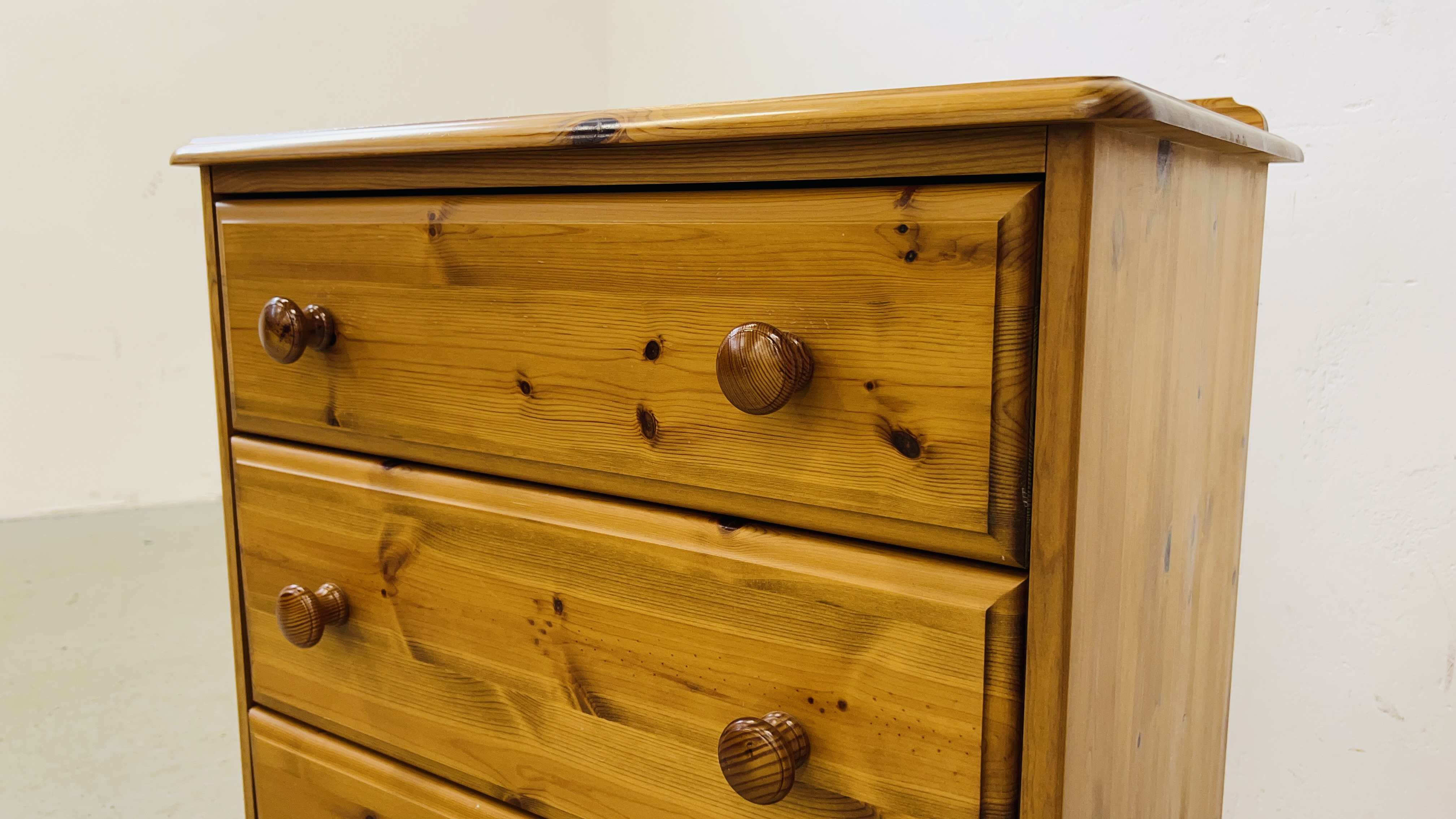 A GOOD QUALITY HONEY PINE THREE DRAWER CHEST OF DRAWERS WIDTH 67CM. DEPTH 46CM. HEIGHT 77CM. - Image 3 of 8