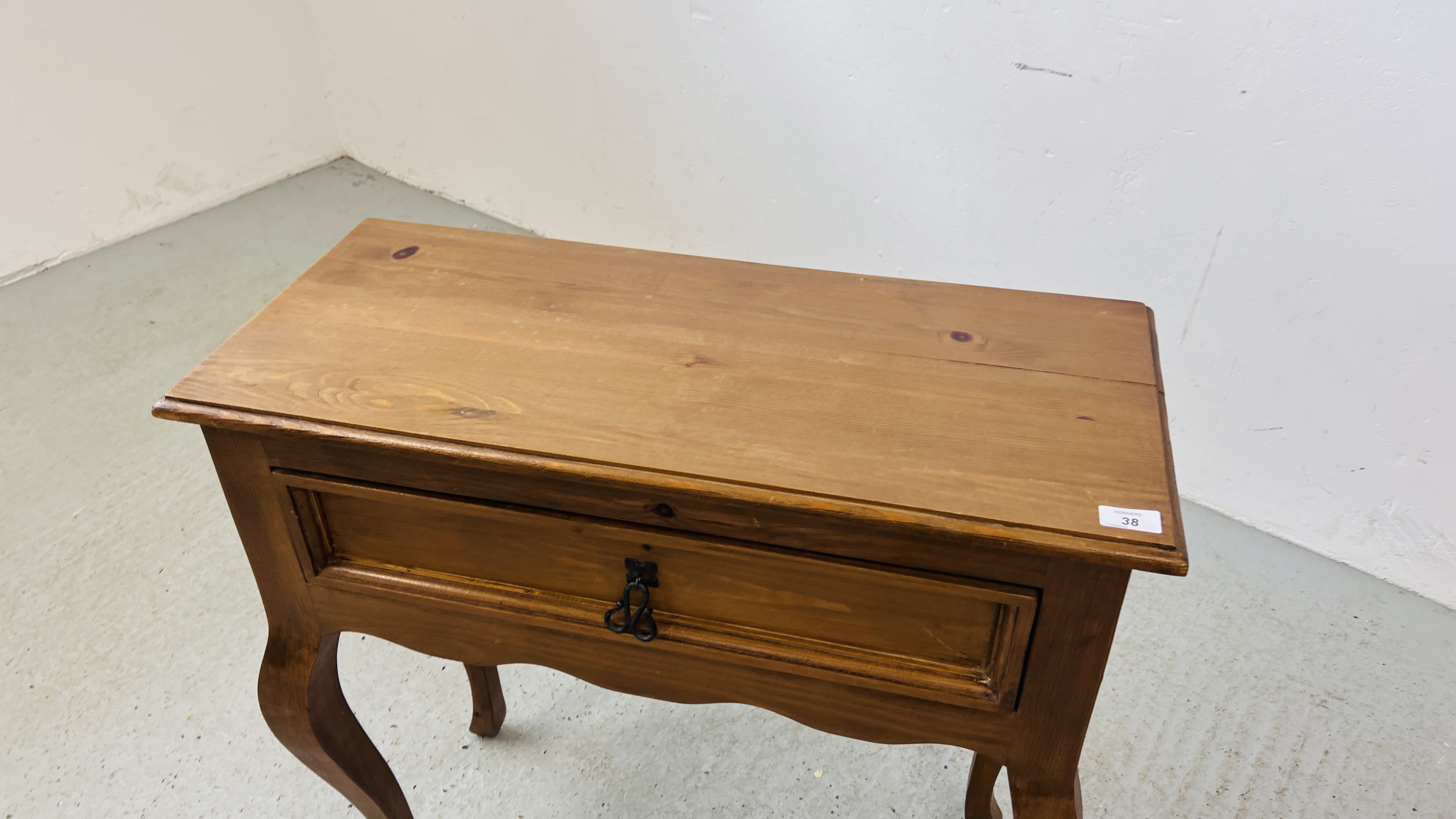 A STAINED PINE SINGLE DRAWER HALL TABLE 77CM X 34CM X 76CM. - Image 2 of 7