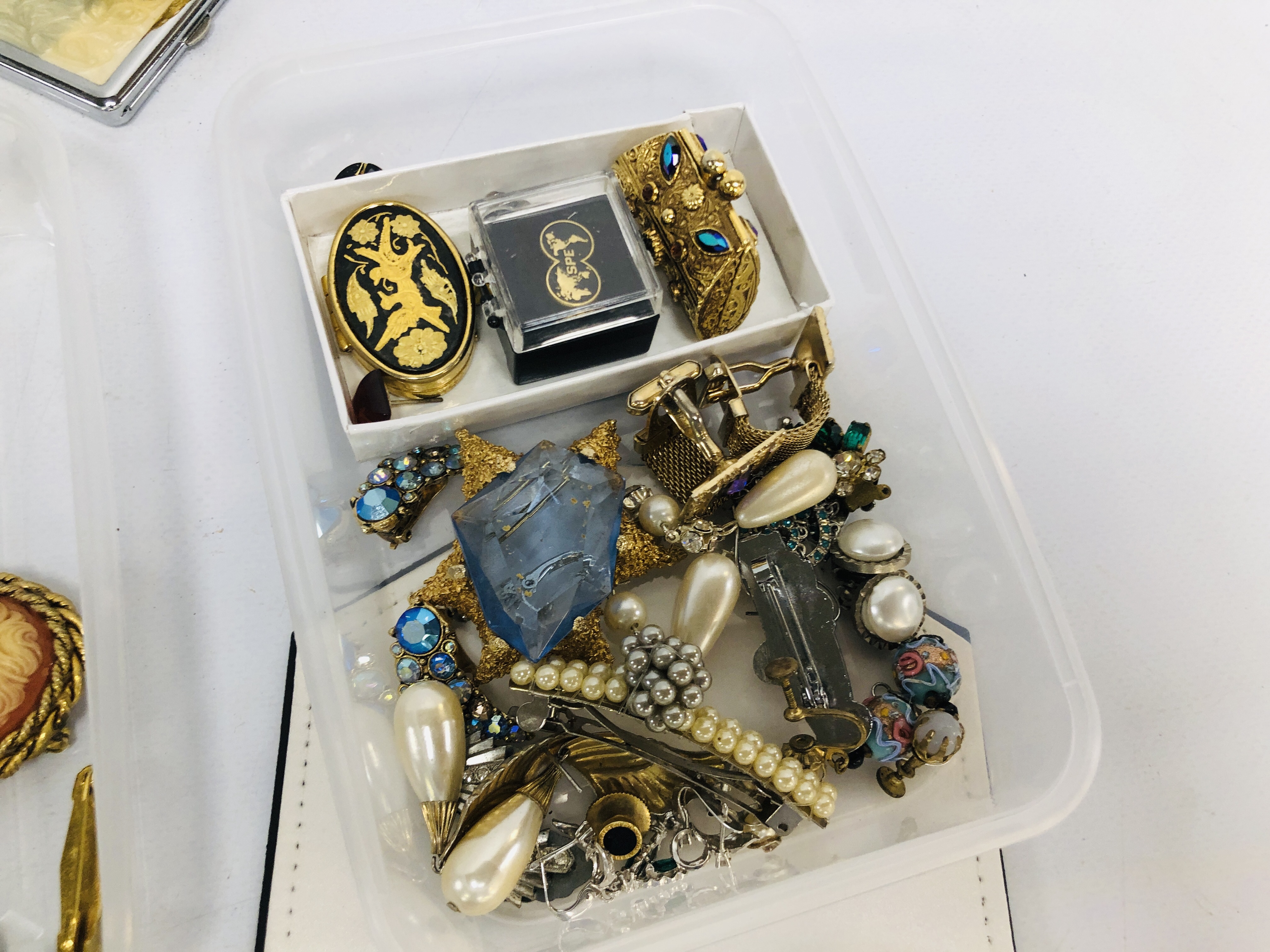 TRAY OF ASSORTED MODERN AND VINTAGE COSTUME JEWELLERY TO INCLUDE VINTAGE BROOCHES, ST. - Image 3 of 10