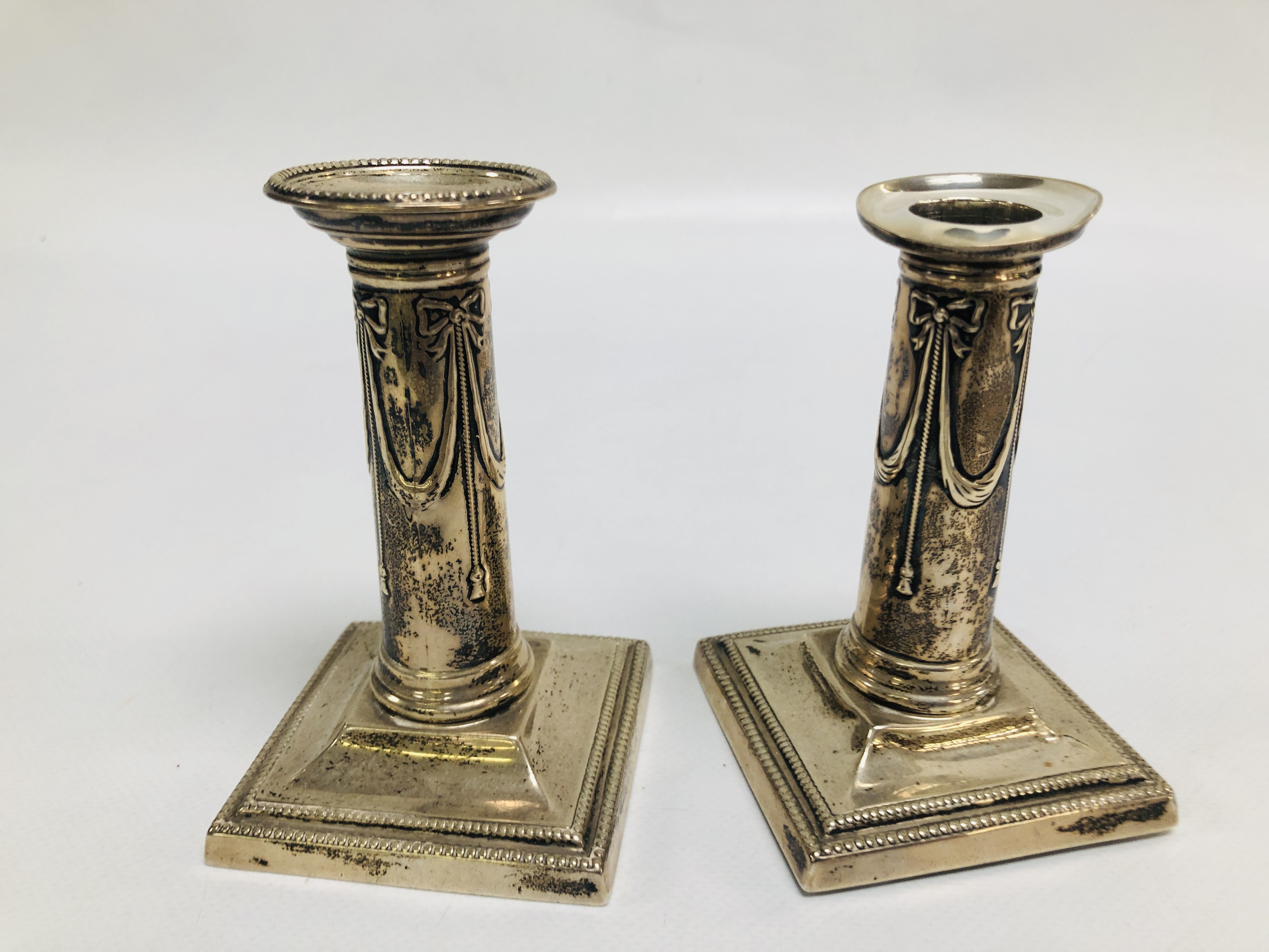 A PAIR OF SILVER CANDLESTICKS ON SQUARE BASES, LONDON ASSAY, H 12.5CM. - Image 5 of 9