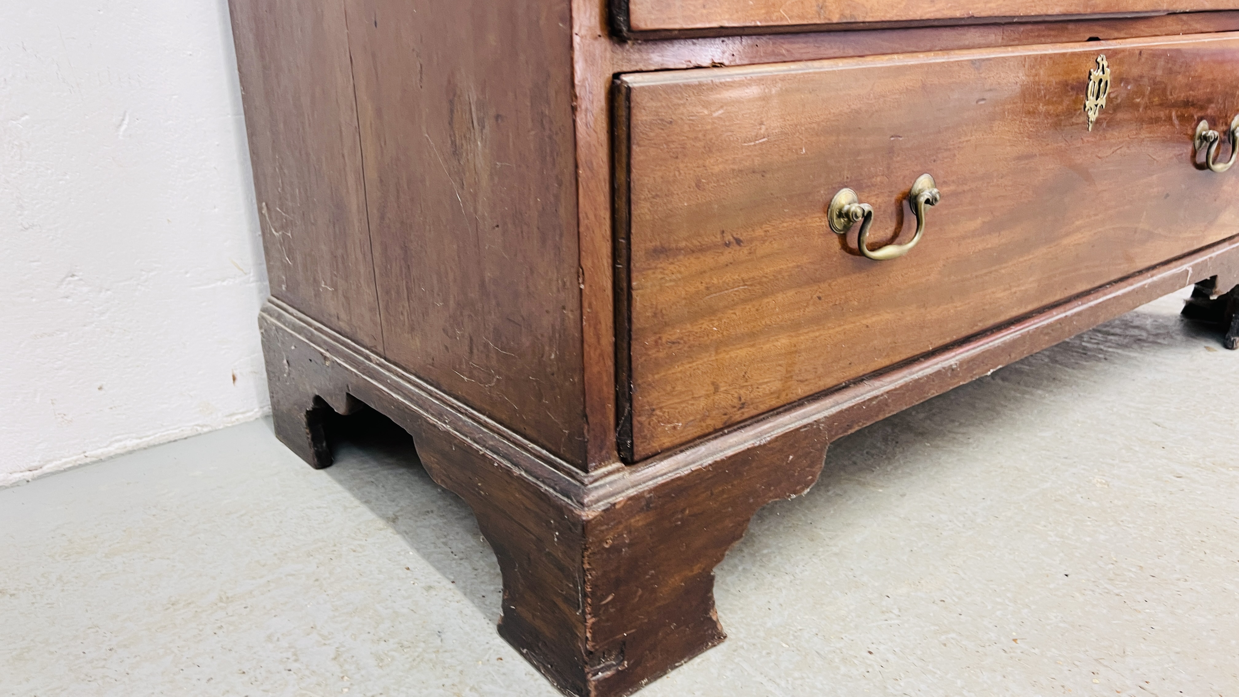 A GEORGE III MAHOGANY CHEST ON CHEST, RETAINING ORIGINAL HANDLES, THE BASE WITH BRUSHING SLIDE, - Image 10 of 17