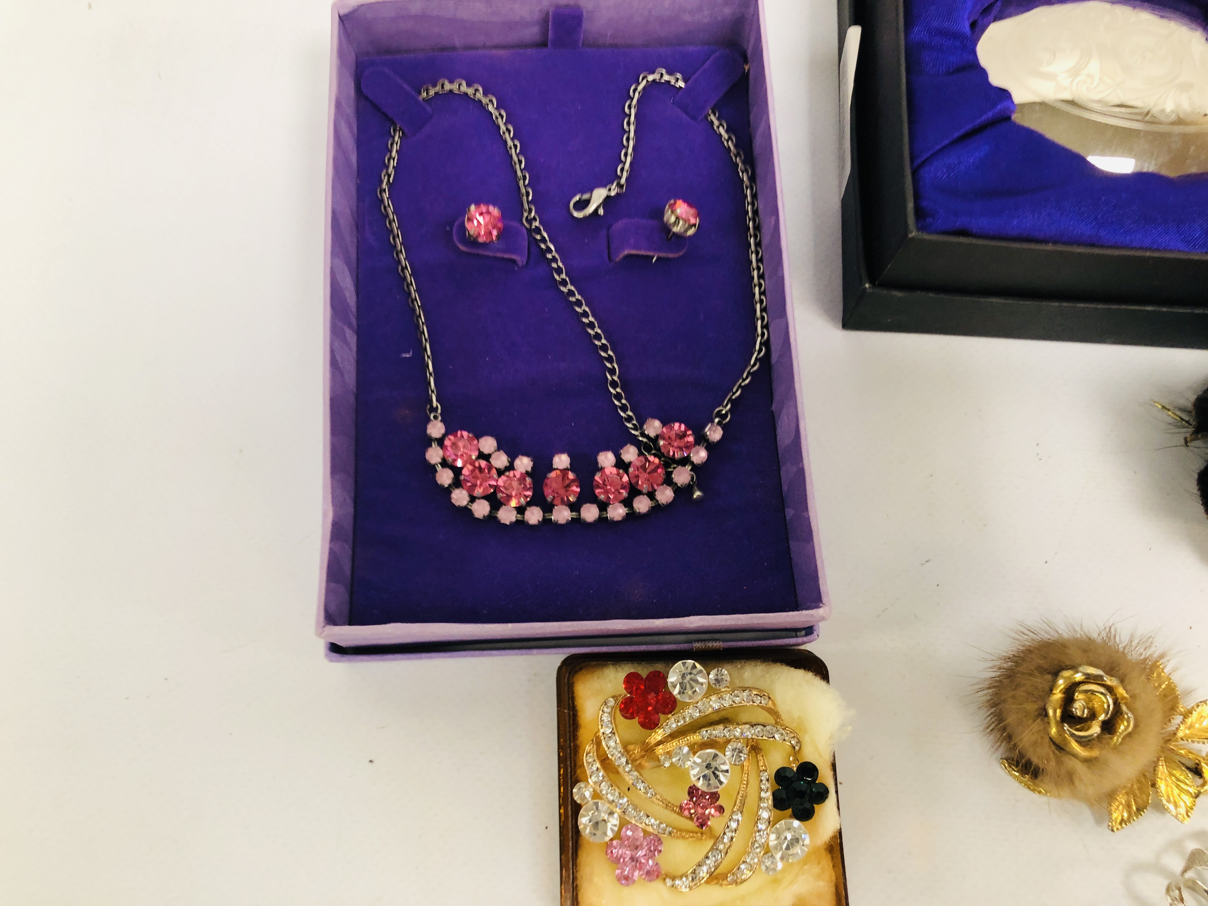 TRAY OF ASSORTED MODERN AND VINTAGE COSTUME JEWELLERY TO INCLUDE VINTAGE BROOCHES, ST. - Image 9 of 10