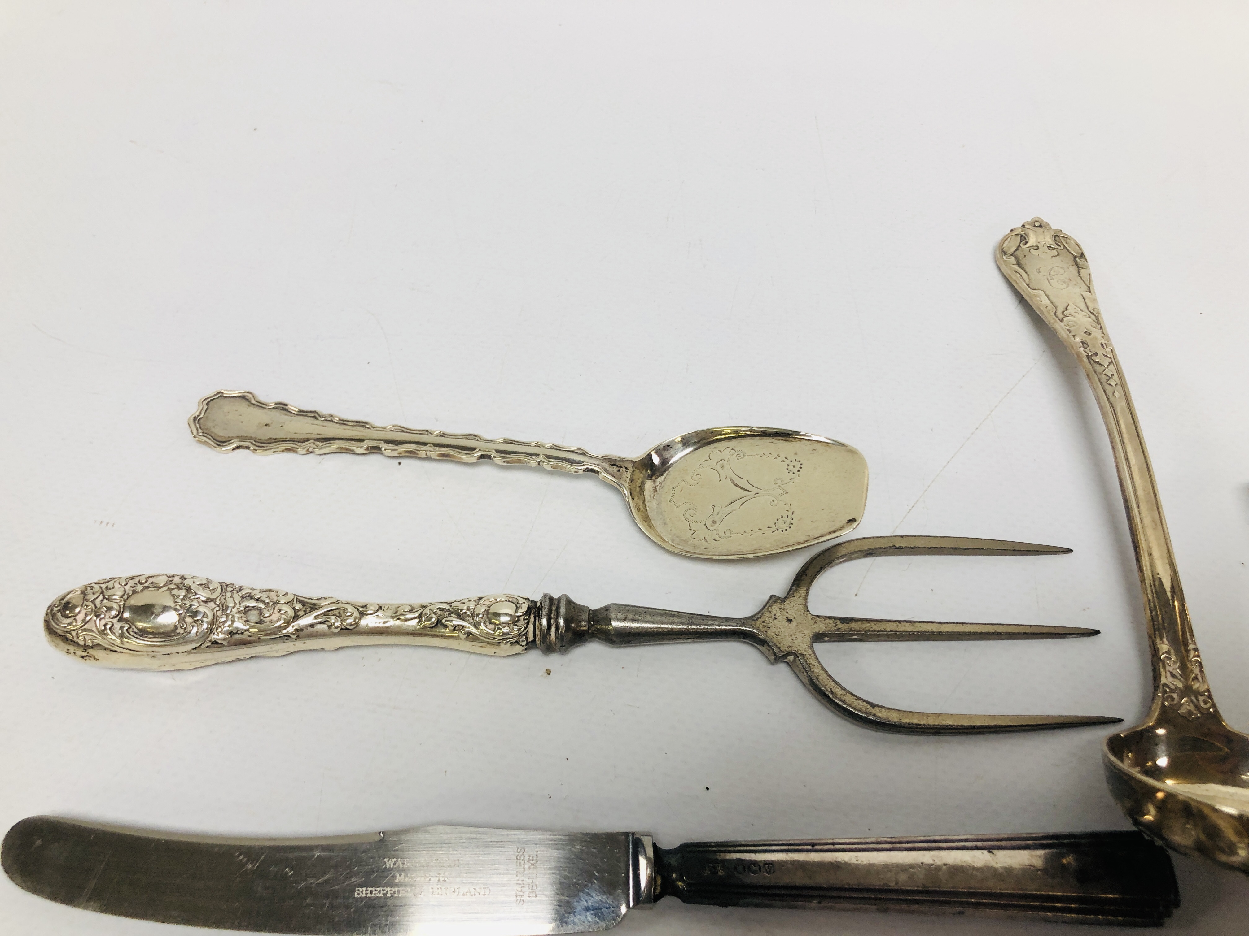 COLLECTION OF ASSORTED SILVER TO INCLUDE A LATE GEORGIAN KINGS PATTERN SAUCE LADLE BY WILLIAM ELEY, - Bild 4 aus 9