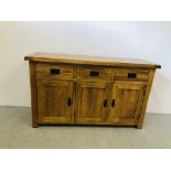 A GOOD QUALITY SOLID LIGHT OAK THREE DRAWER DRESSER BASE W 139CM, D 43CM, H 83CM.