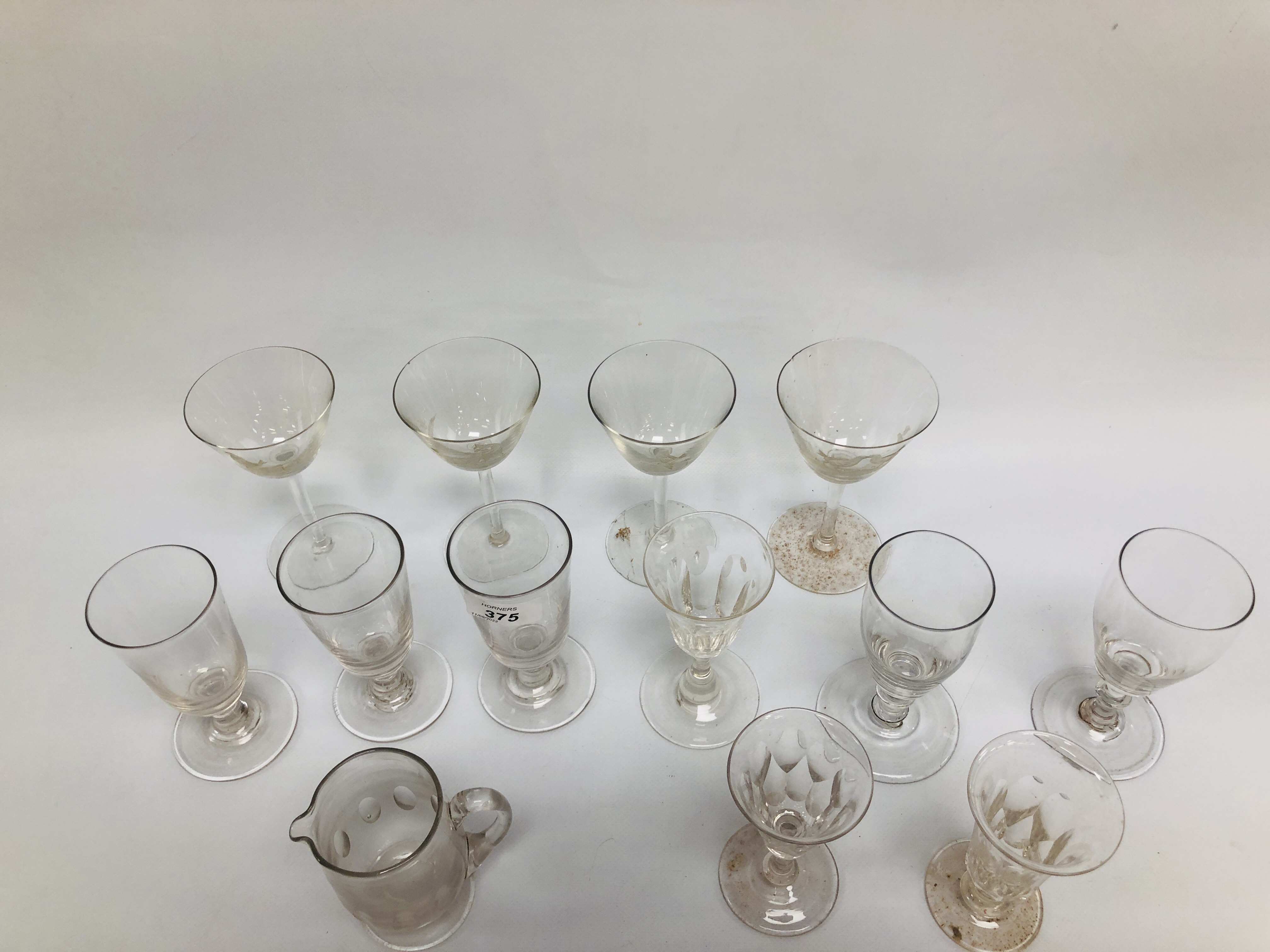 A GROUP OF VICTORIAN AND LATER DRINKING GLASSES ALONG WITH THREE LATE GEORGIAN GLASSES (SOME A/F). - Image 5 of 8