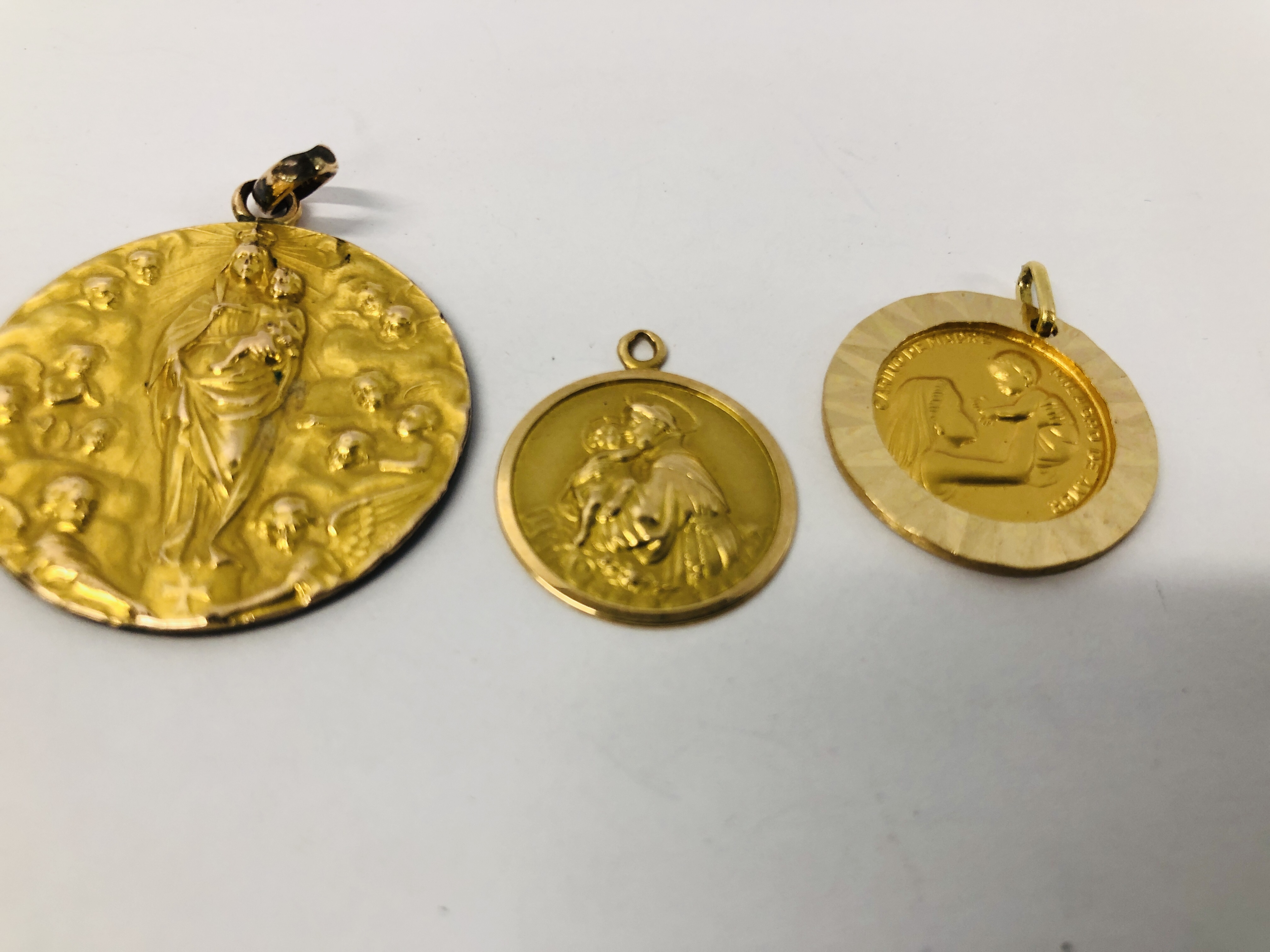 FOUR RELIGIOUS YELLOW METAL PENDANTS (THREE WITH INDISTINCT MARKS). - Image 4 of 8