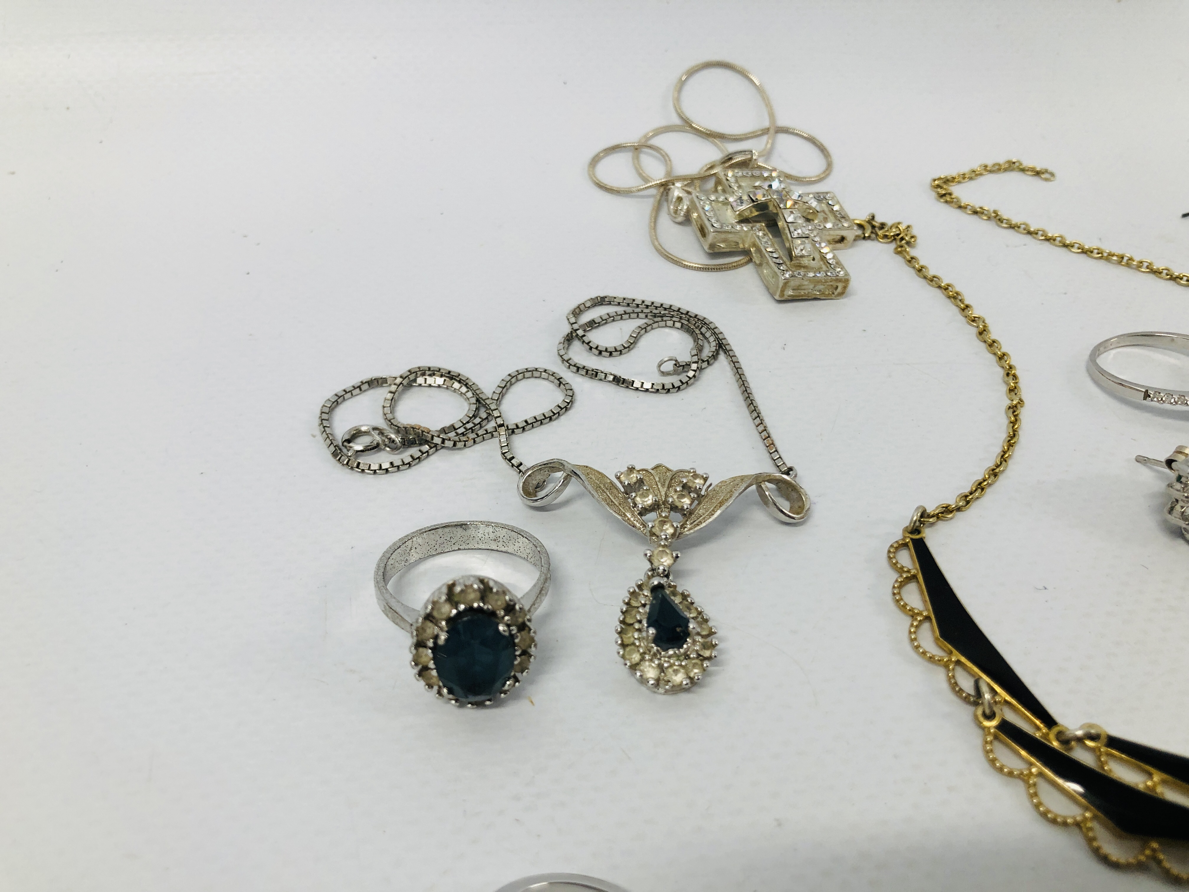 QUANTITY OF ASSORTED VINTAGE AND MODERN WHITE METAL AND SILVER JEWELLERY TO INCLUDE RELIGIOUS - Bild 7 aus 11