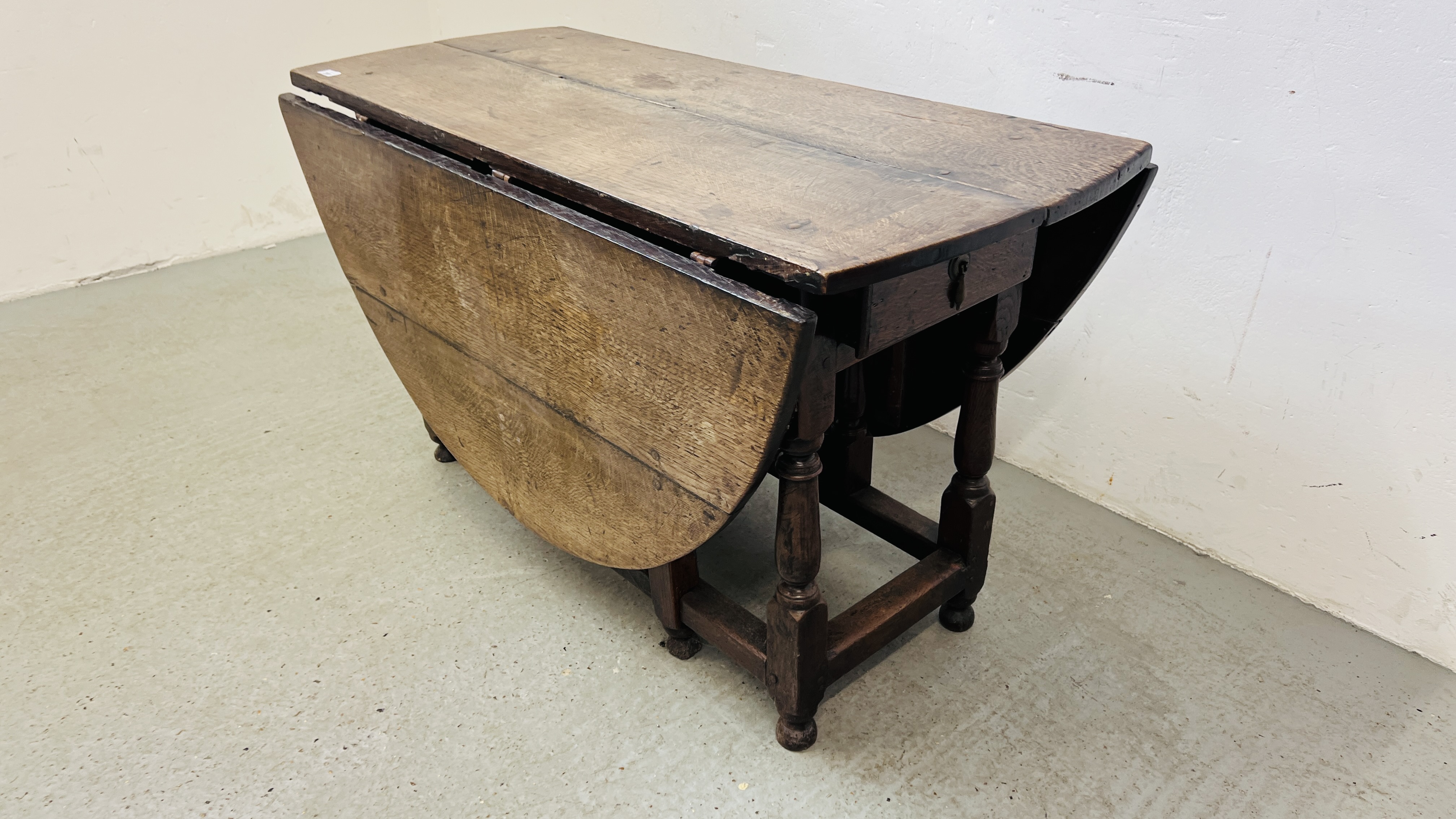 AN EARLY C18th OAK GATELEG DINING TABLE, L 156CM. - Image 2 of 11