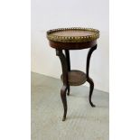 AN EARLY C19th FRENCH WALNUT AND MARQUETRY CIRCULAR TABLE WITH UNDERTIER, H 76CM.