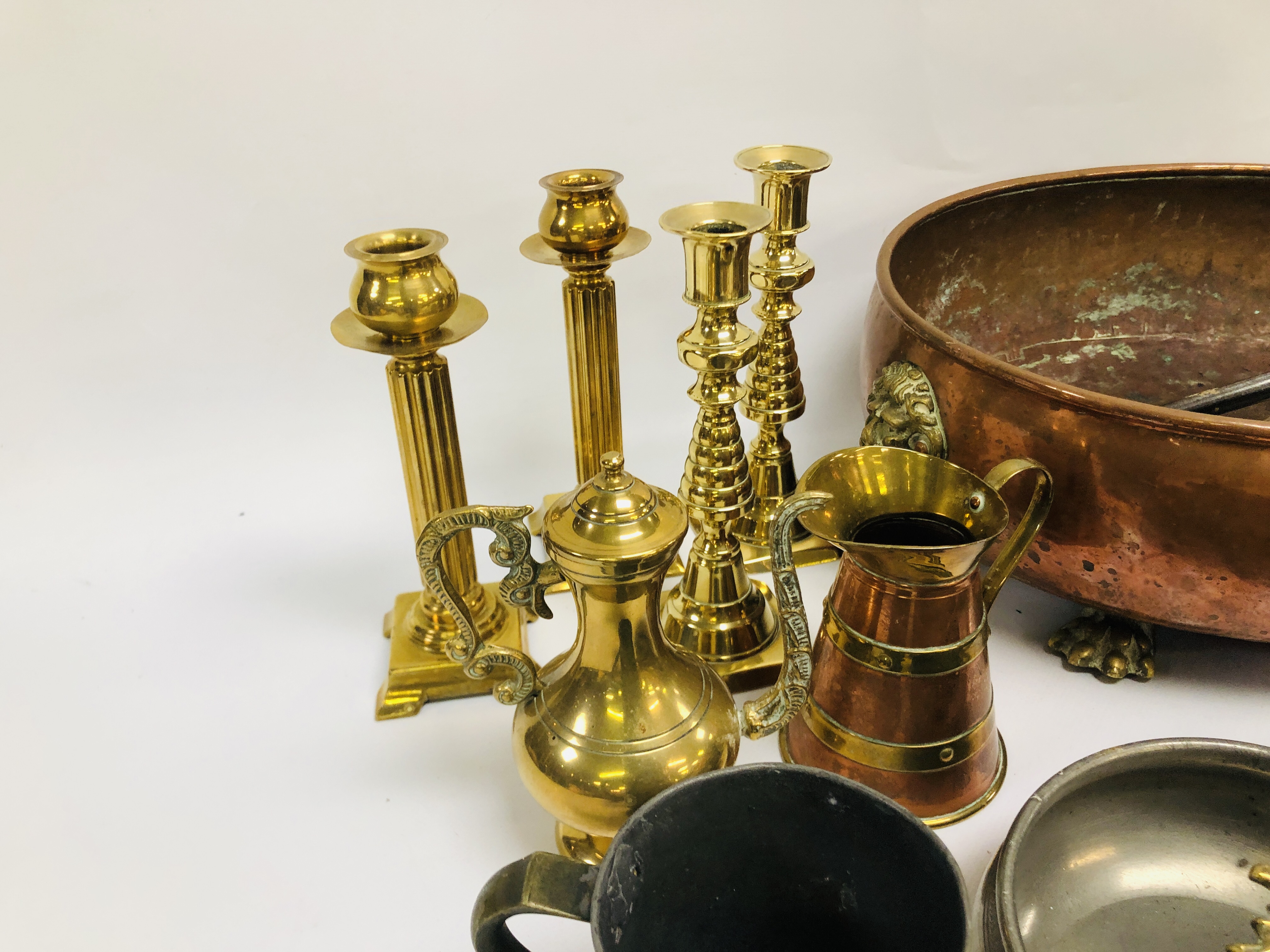 A COLLECTION OF METAL WARES TO INCLUDE COPPER PAN WITH LION HEAD DETAIL, 2 X BRASS CANDLESTICKS, - Image 8 of 10