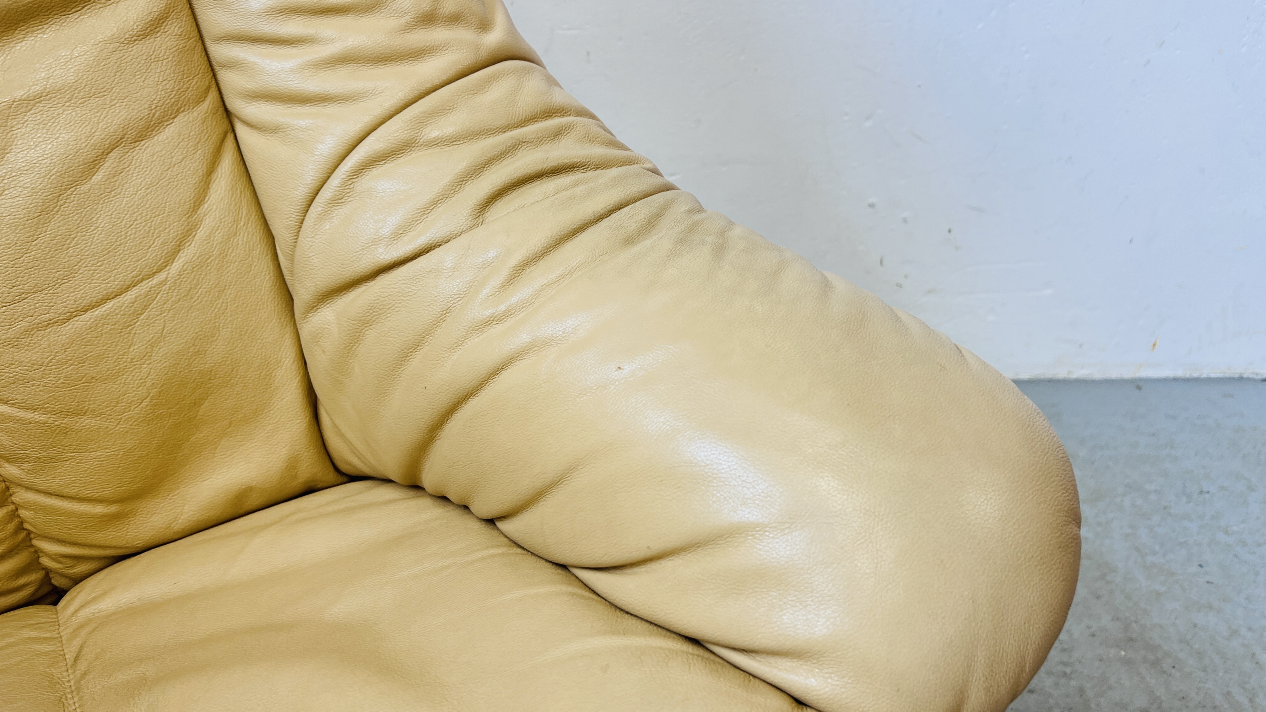 A CREAM LEATHER SWIVEL RELAXER CHAIR WITH MATCHING FOOTSTOOL - Image 7 of 11