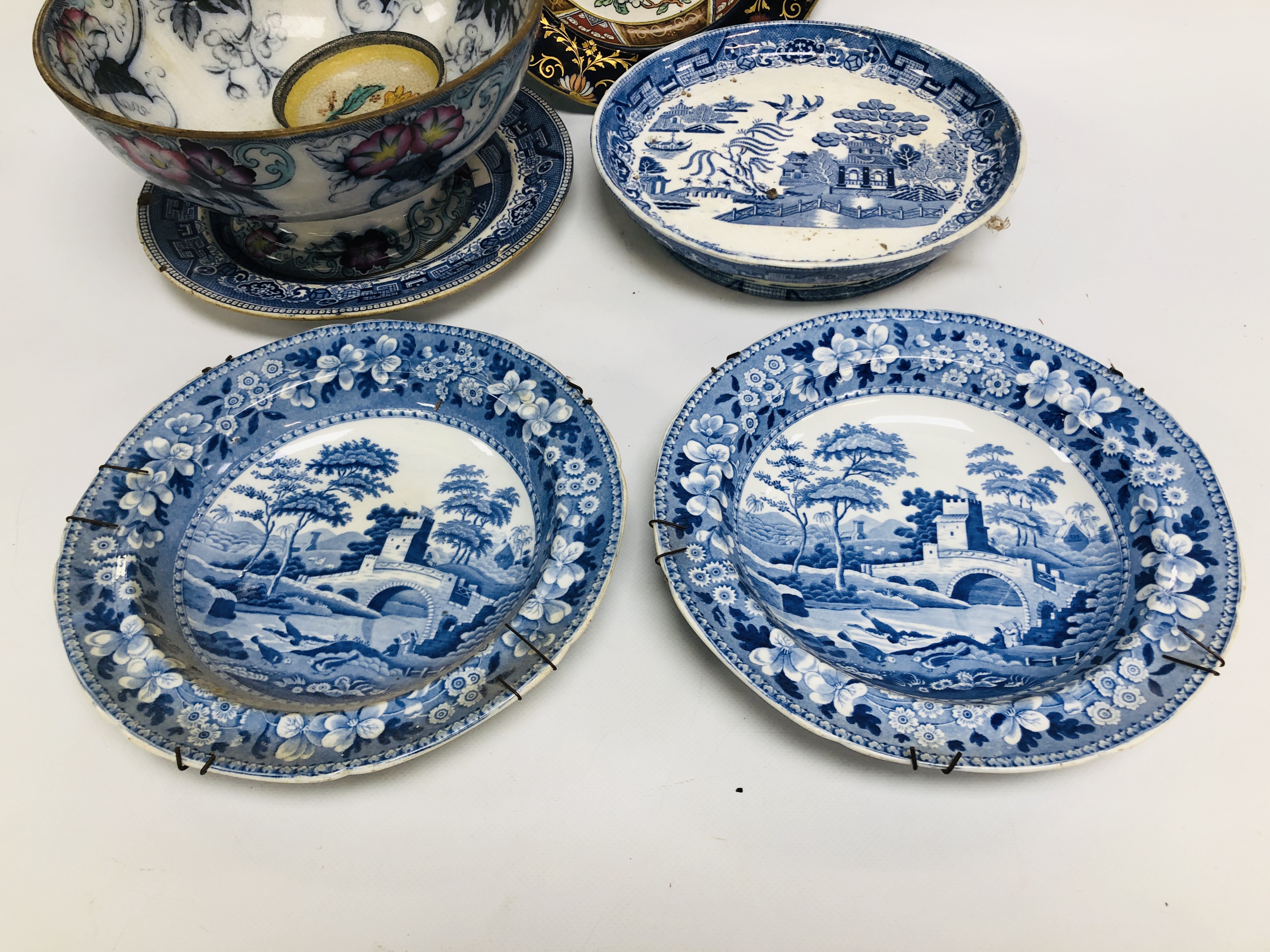 QUANTITY OF VINTAGE CHINA TO INCLUDE A STAFFORDSHIRE STYLE PUNCH BOWL ON RAISED FOOT, - Bild 9 aus 13