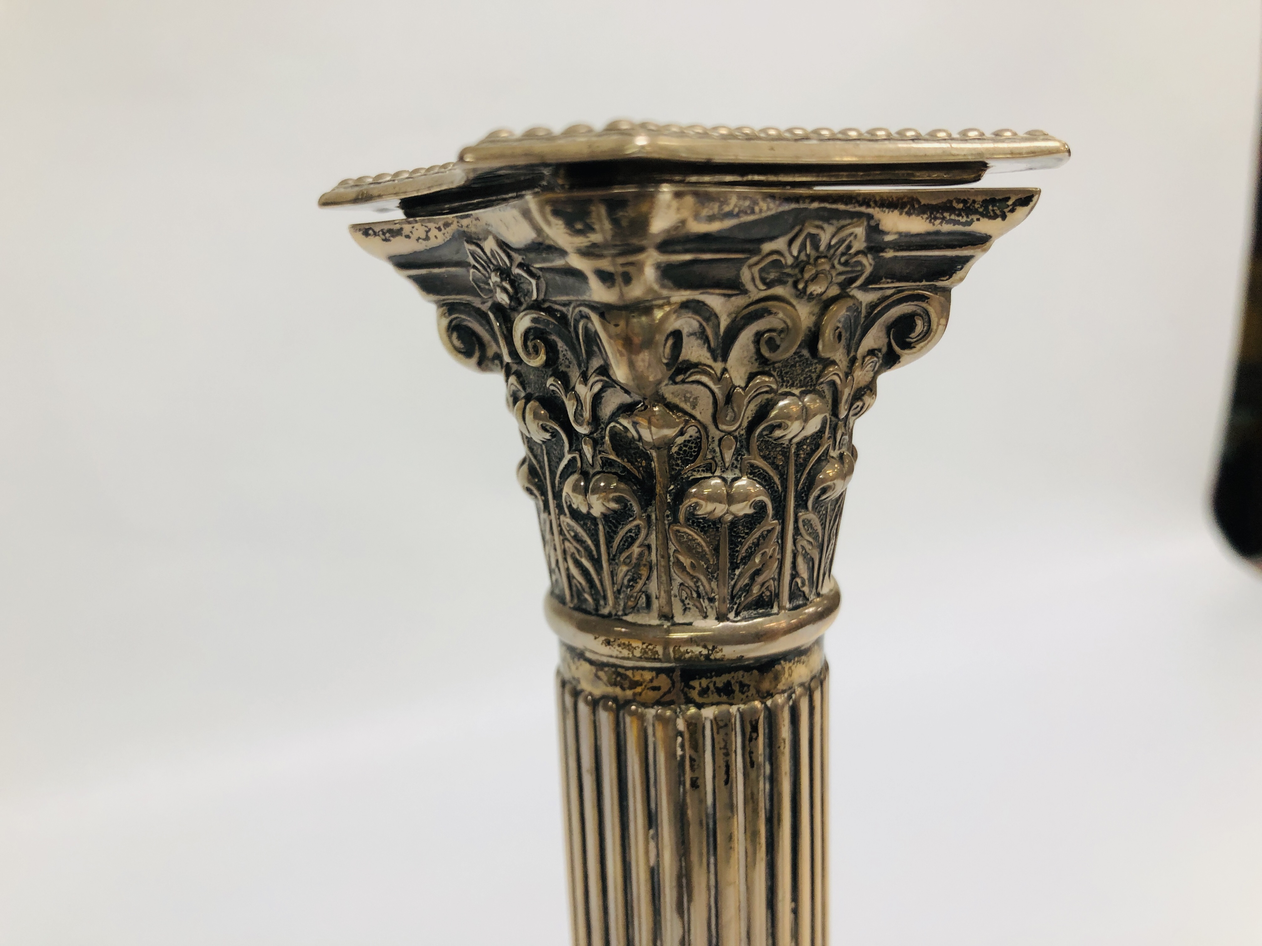 A PAIR OF SILVER CANDLESTICKS IN THE FORM OF CORINTHIAN COLUMNS, BIRMINGHAM ASSAY, H 26CM (FILLED). - Image 20 of 23