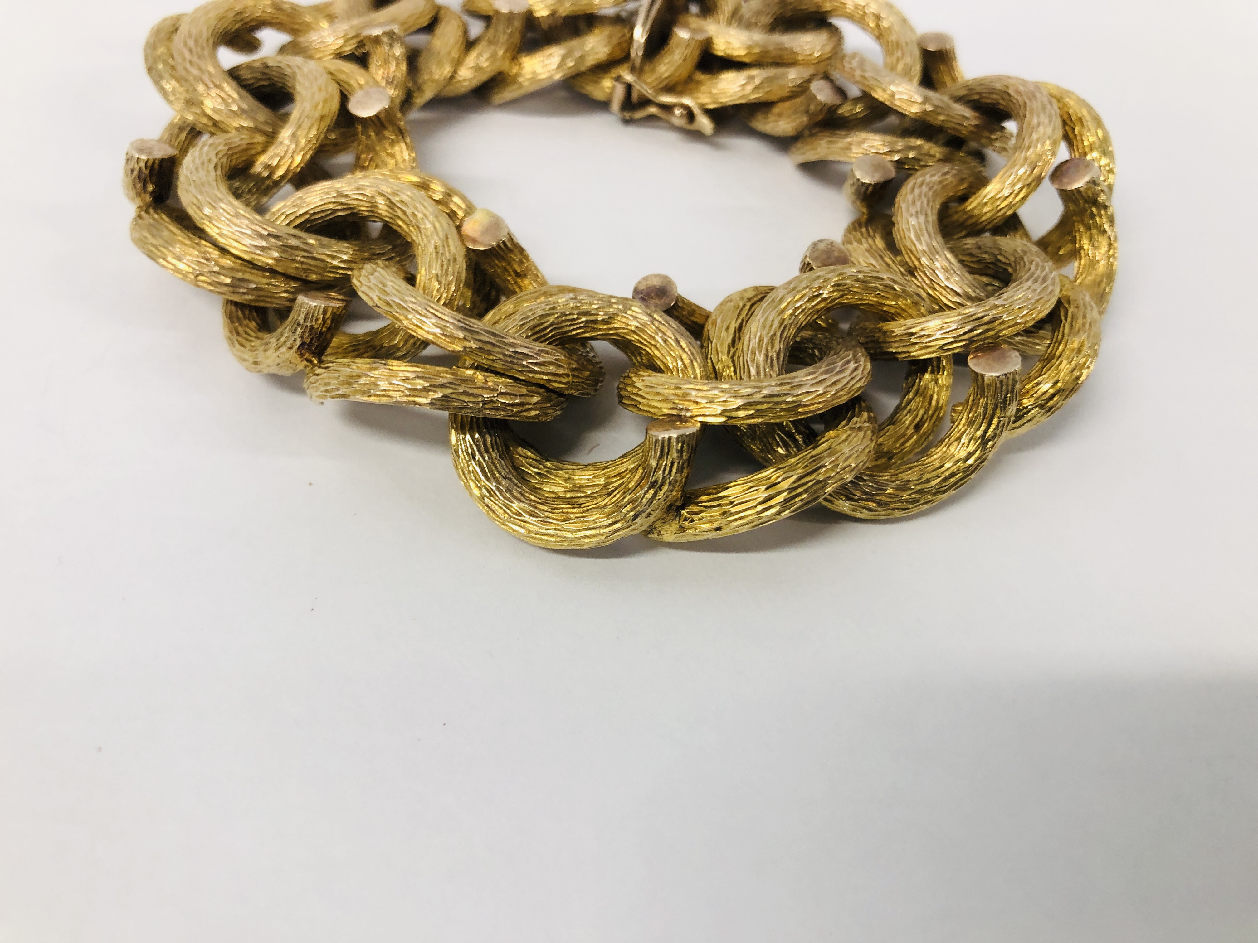 AN IMPRESSIVE 9CT. GOLD HEAVY BRACELET OF INTERWOVEN DESIGN, WITH SAFETY CHAIN. - Image 2 of 11