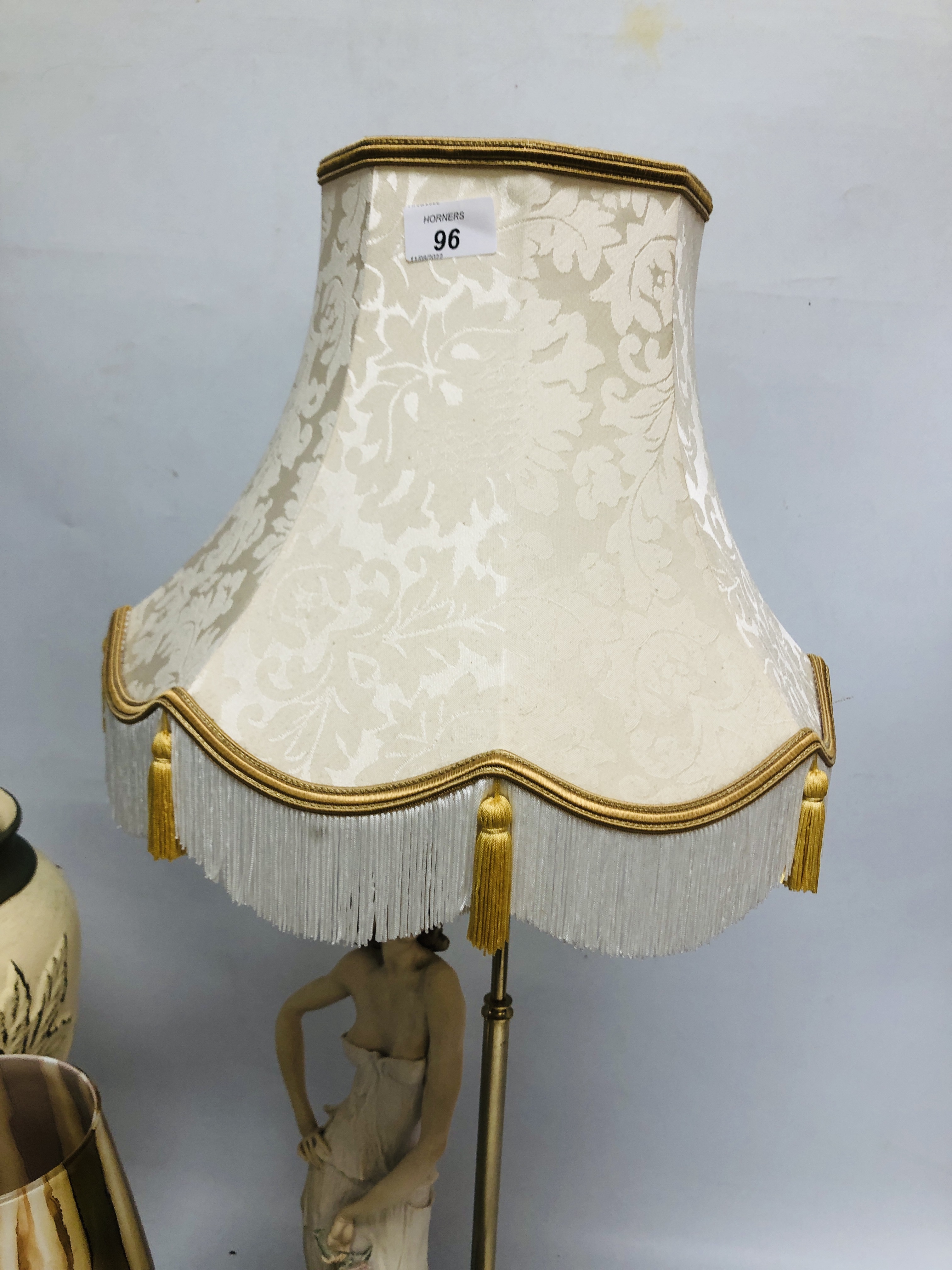 A FLORENCE "ALESSANDRA" TABLE LAMP ALONG WITH ART GLASS VASE AND ONE OTHER - SOLD AS SEEN. - Image 6 of 6