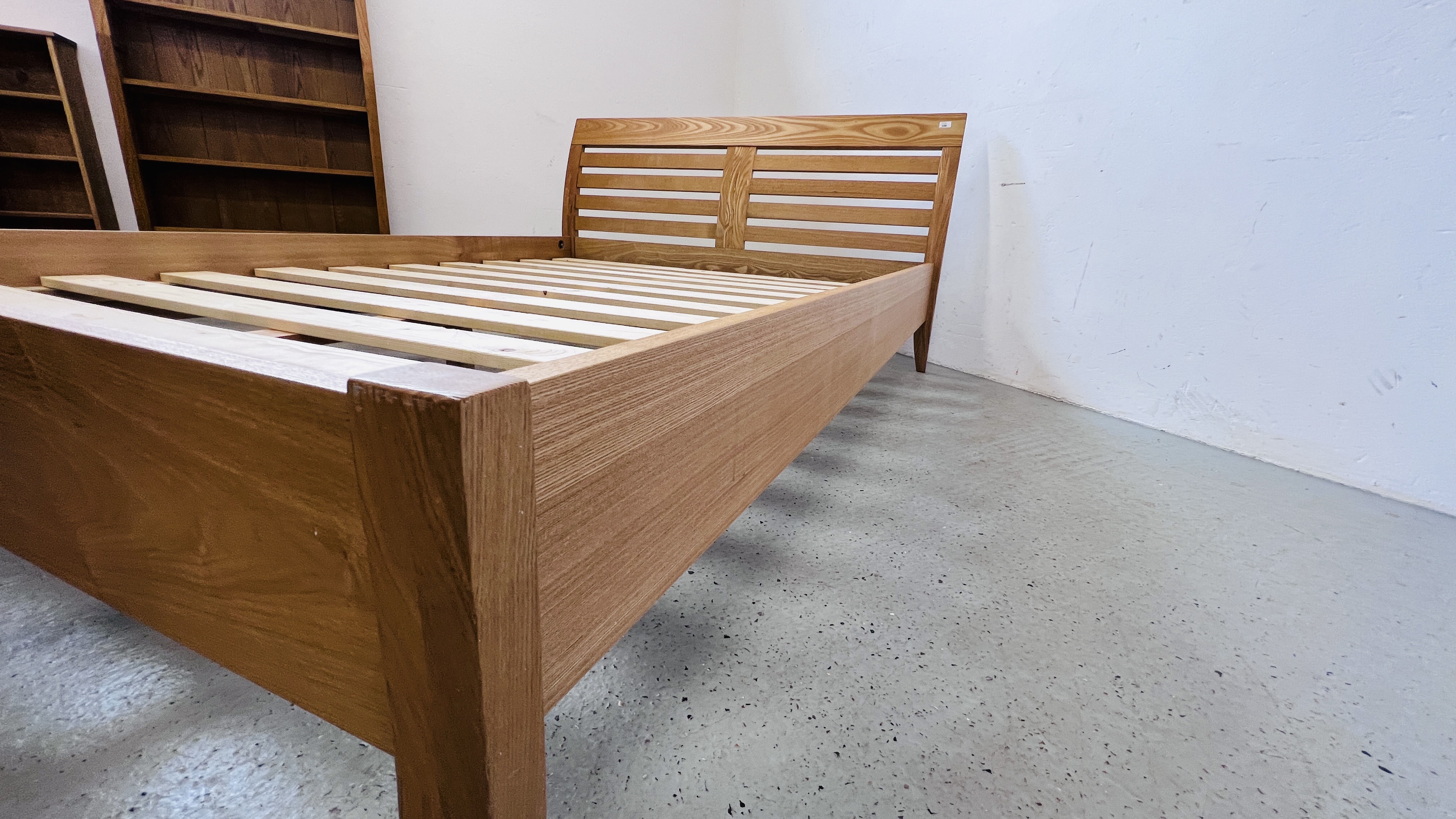 A MODERN LIGHT OAK FINISH KINGSIZE SLEIGH BEDSTEAD. - Image 5 of 11