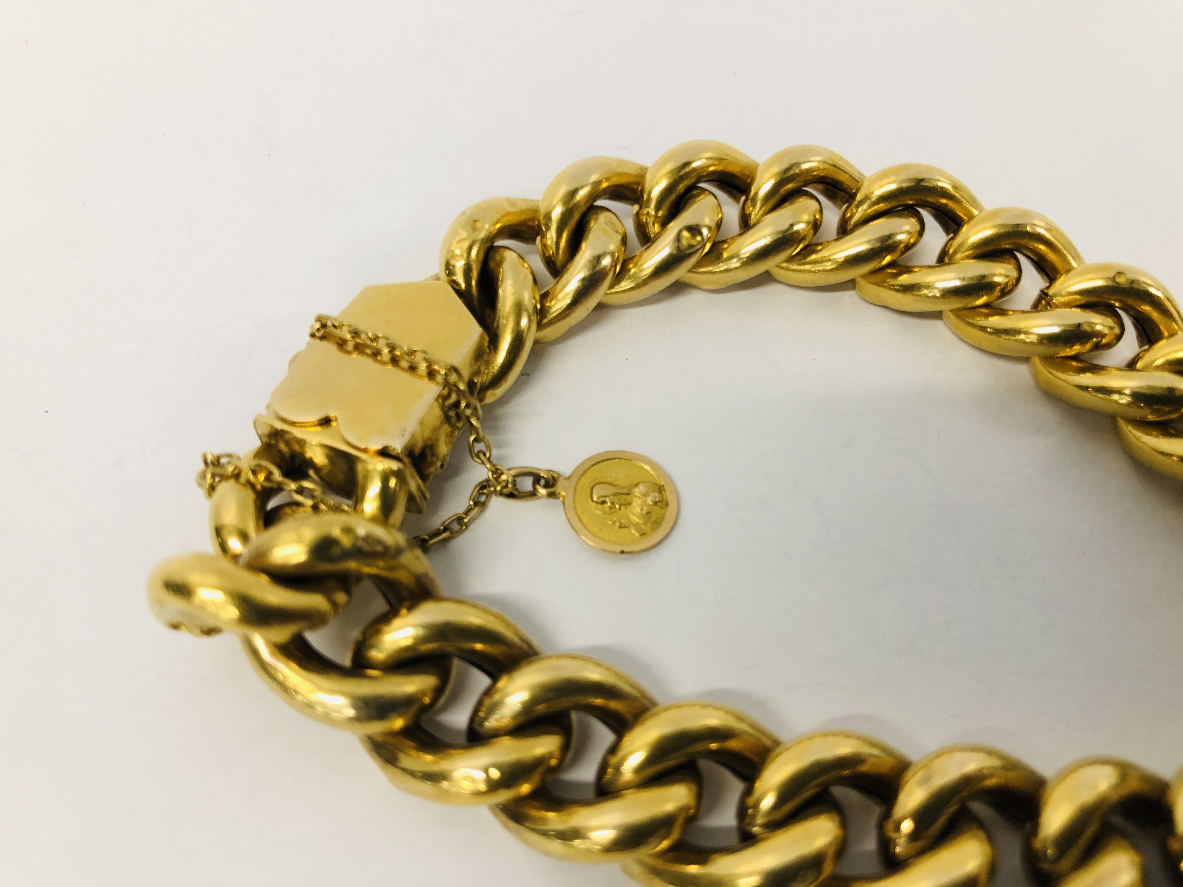 VINTAGE YELLOW METAL CURB BRACELET WITH SAFETY CHAIN (INDISTINCT MARKS). - Image 8 of 11